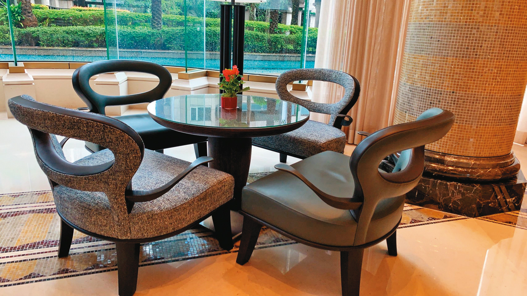 帝寶交誼廳的桌椅、書報架要價740萬元，但遭住戶批評質感不如連鎖咖啡店的桌椅。（讀者提供）