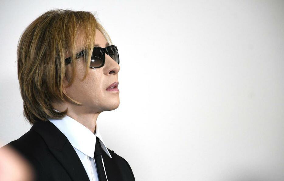 YOSHIKI今出席YOSHI告別式後受訪,聊到YOSHI忍不住落淚。(翻攝自日刊體育報)