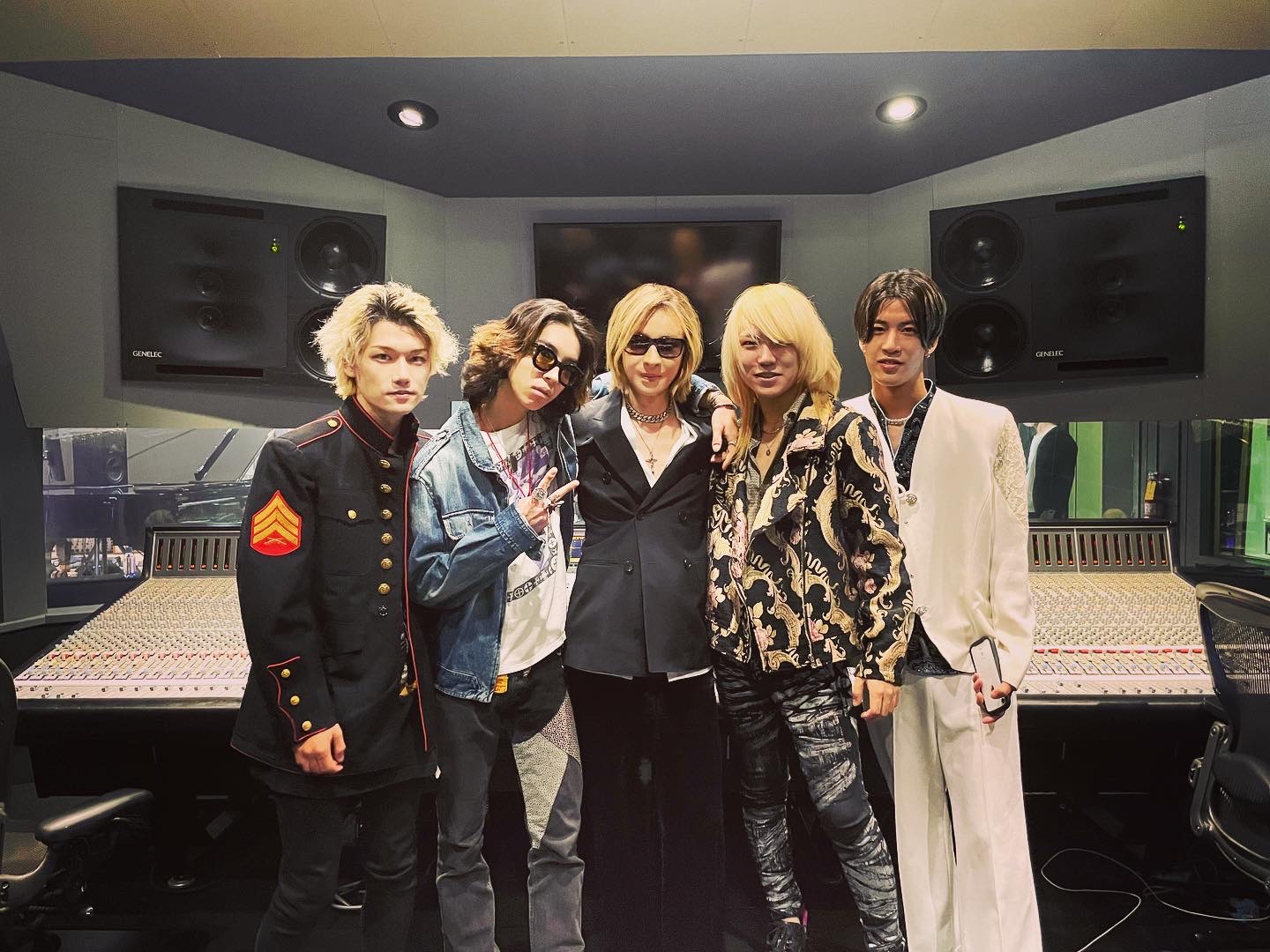 YOSHI（左二）日前才剛與YOSHIKI在洛杉磯見面，籌備樂團出道事宜。（翻攝自YOSHIKI Twitter）