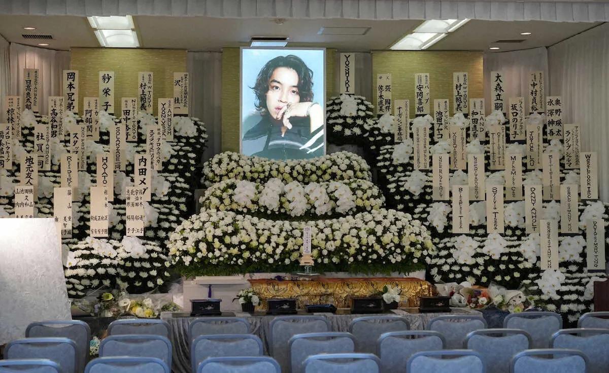 過去曾與YOSHI合作過的單位和藝人紛紛送上花籃致意。(翻攝自日本體育報)