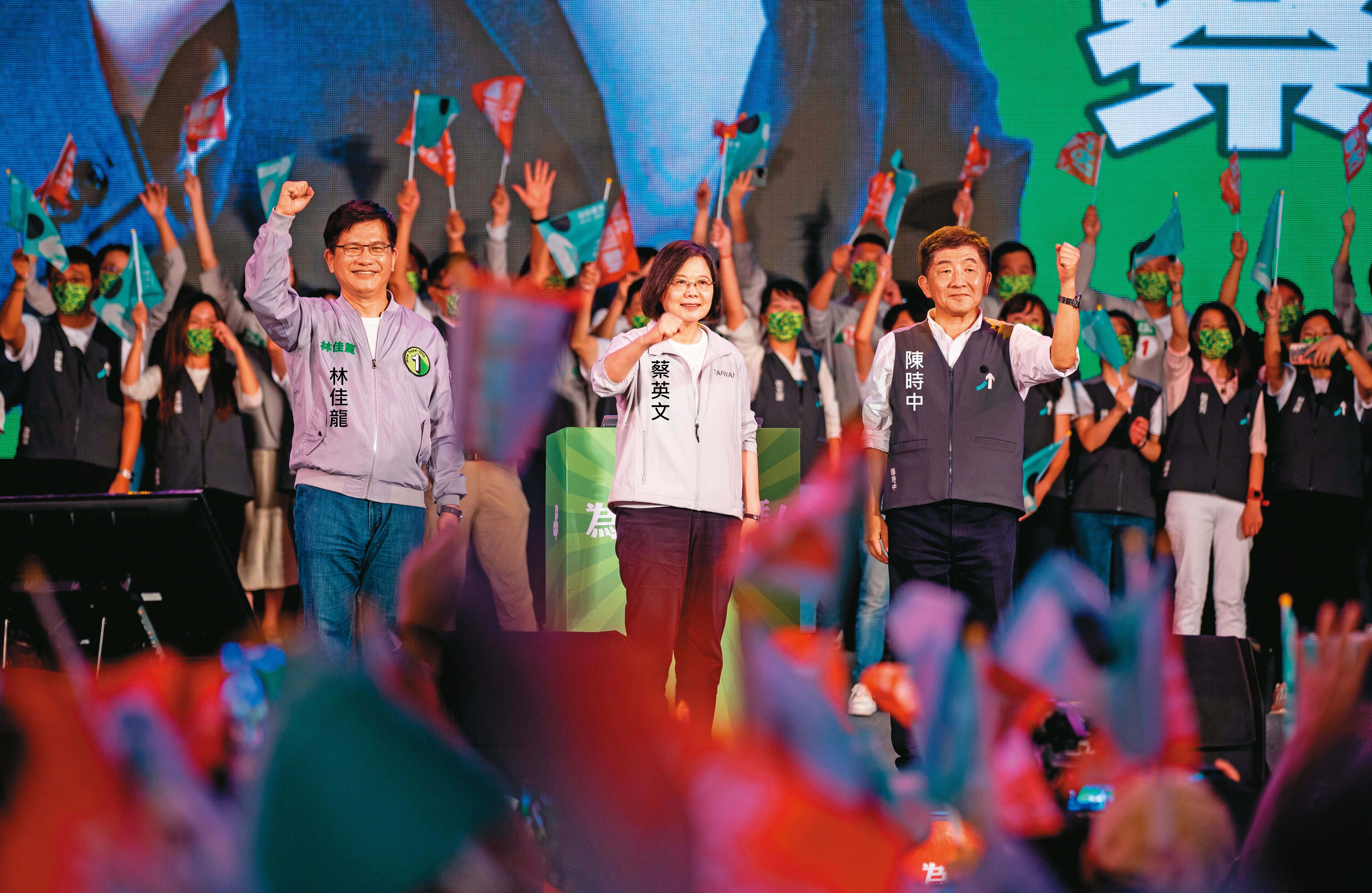 民進黨12日在凱道舉辦雙北大造勢，黨主席蔡英文親自為陳時中、林佳龍拉票。