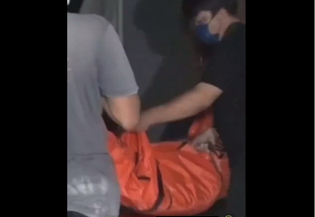印尼雅加達一戶住處傳出惡臭,經警方破門才發現一家四口已成乾屍,陸續將遺體抬出住處。(翻攝推特@Jaya Prana)