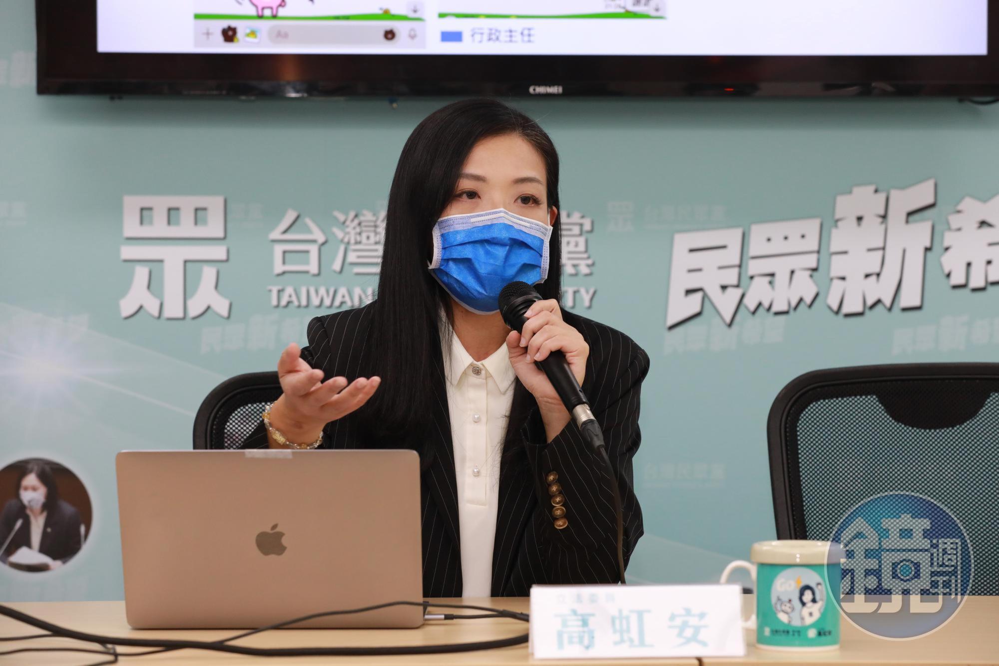 本刊今(14)日踢爆有吹哨者提供高虹安辦公室13頁薪資內帳明細,其涉嫌詐領超過60萬元,高虹安今舉行記者會,強調絕對沒有強迫助理回捐薪水。