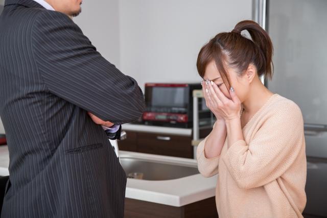 人妻抱怨老公婚後變臉，聯手公公把她當女傭，還在外面有小三，讓她火速離婚。（示意圖，photoAC）