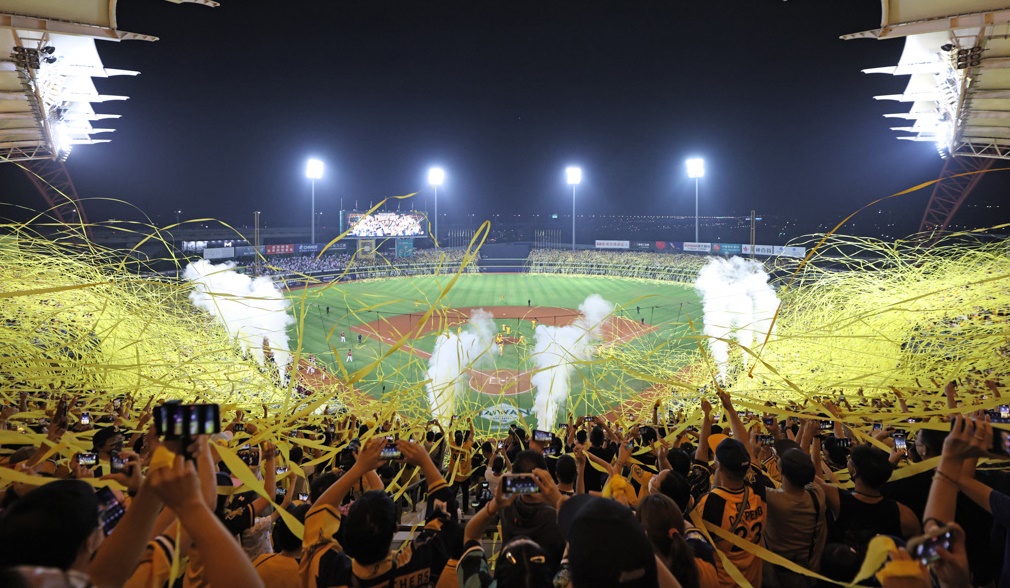 慶祝中信兄弟2連霸，中信銀與贊助商推出多項優惠回饋爪迷。（翻攝自兄弟Fans Club臉書）