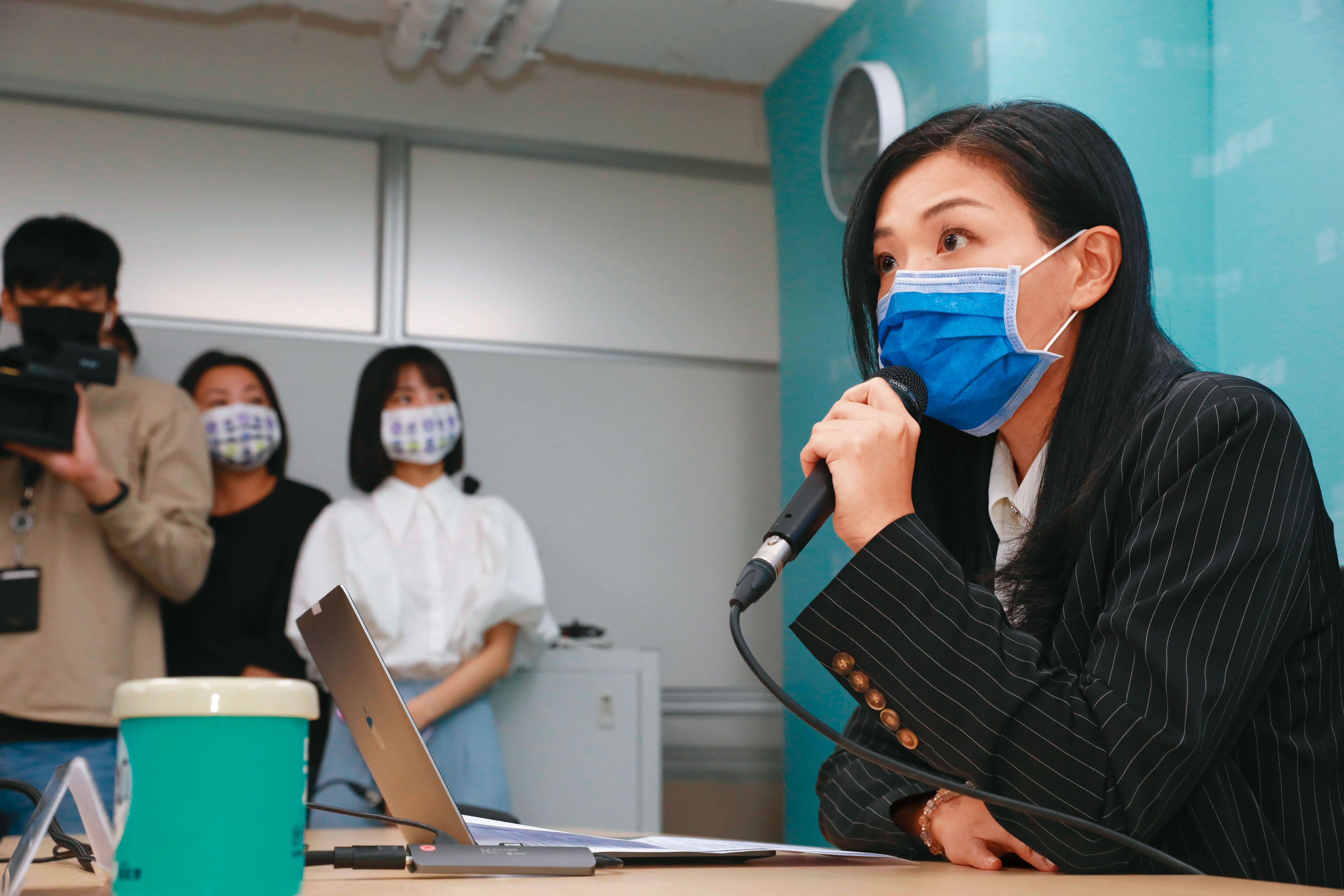 高虹安（右）14日記者會否認有內帳的存在，更指控吹哨者提供的都是假資料。