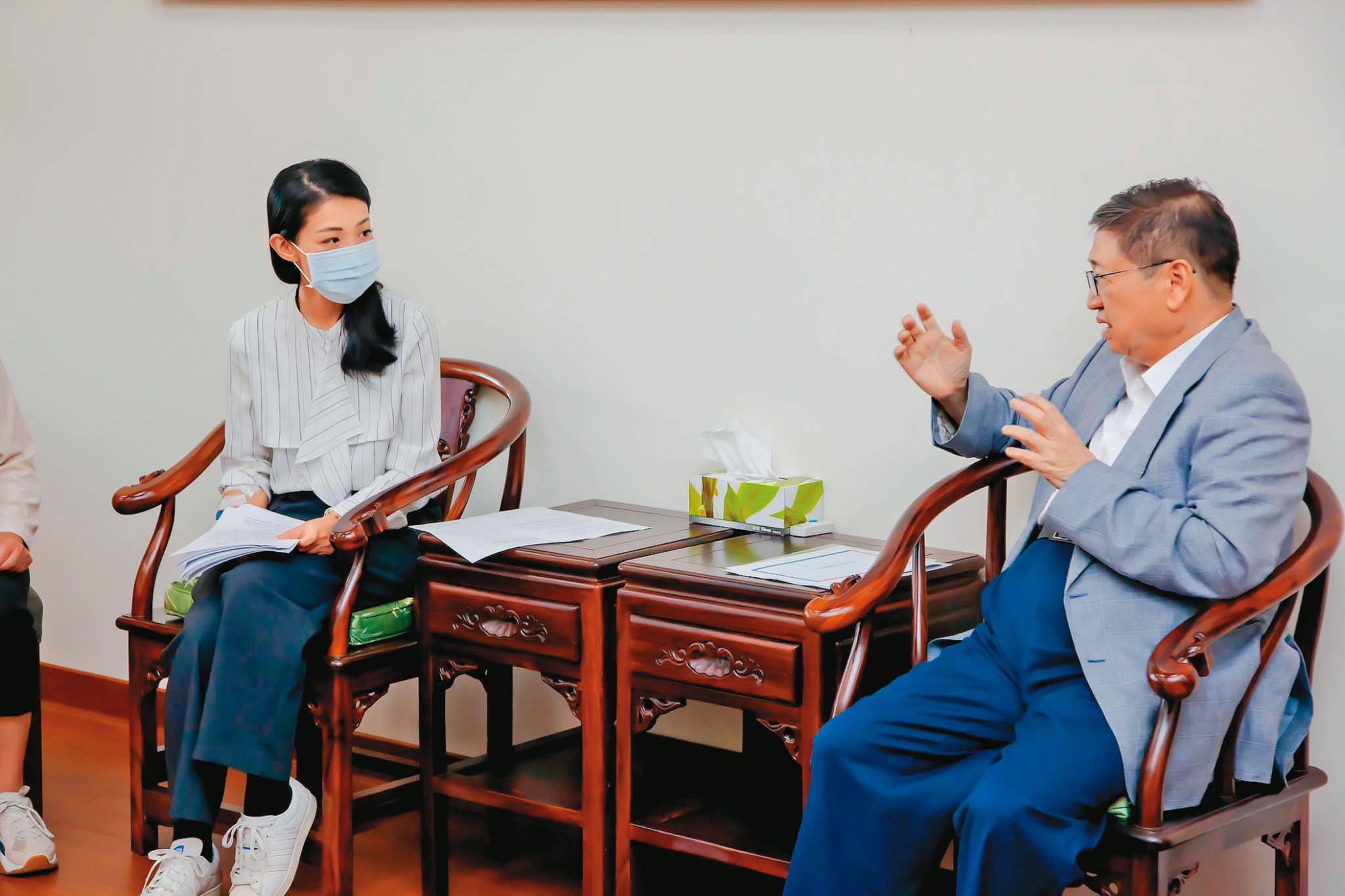 高虹安（左）因「過度疲勞」住院一晚後，9日下午便「向醫院請假」出院，並拜會國民黨新竹縣長楊文科（右）。（民眾黨提供）