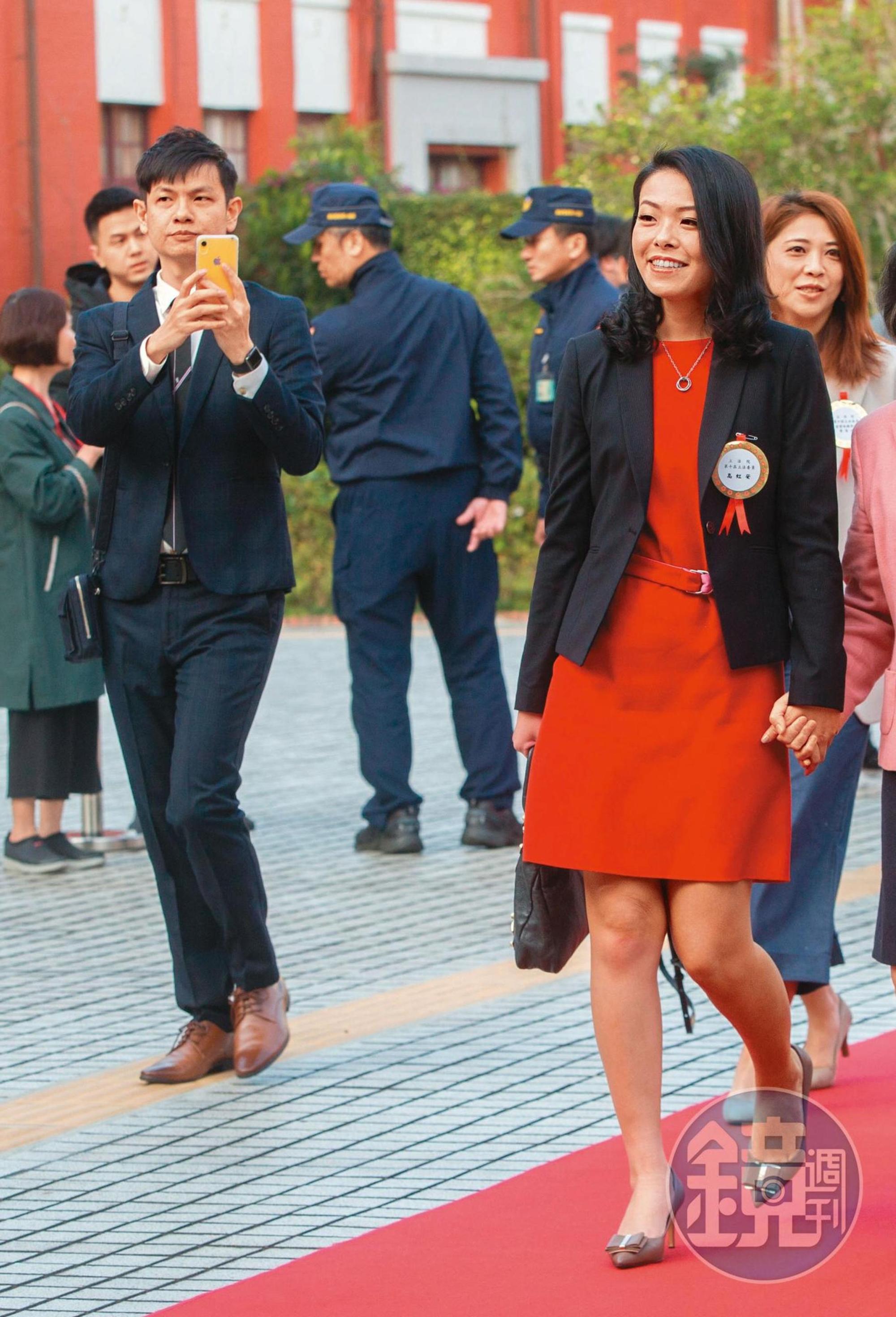 高虹安助理費案如滾雪球,除遭控詐領助理費,她的男友李忠庭也遭檢舉,擔任公費助理期間同時在永齡基金會任職並年領600萬元,有涉政治獻金法之嫌。
