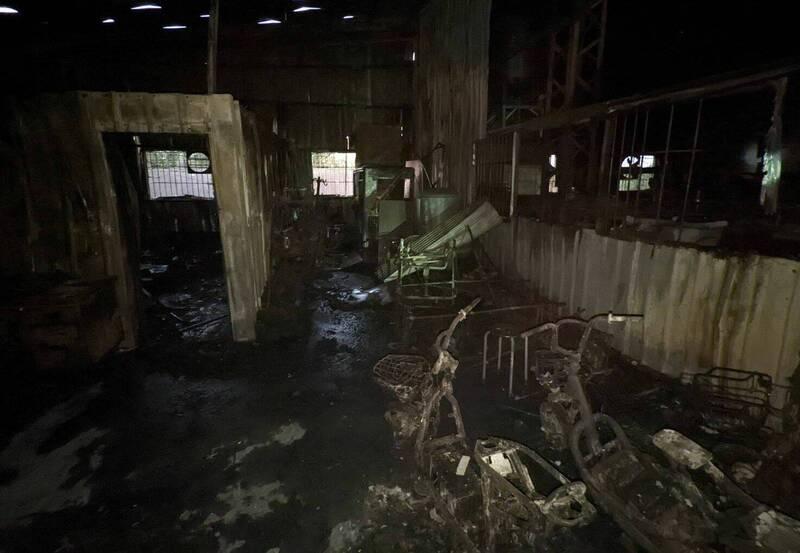 台鐵皮屋廠房付之一炬，雇主說，最先起火的員工休息區，停放充電的機車，雇主懷疑因此自燃而引發火警。（消防局提供）