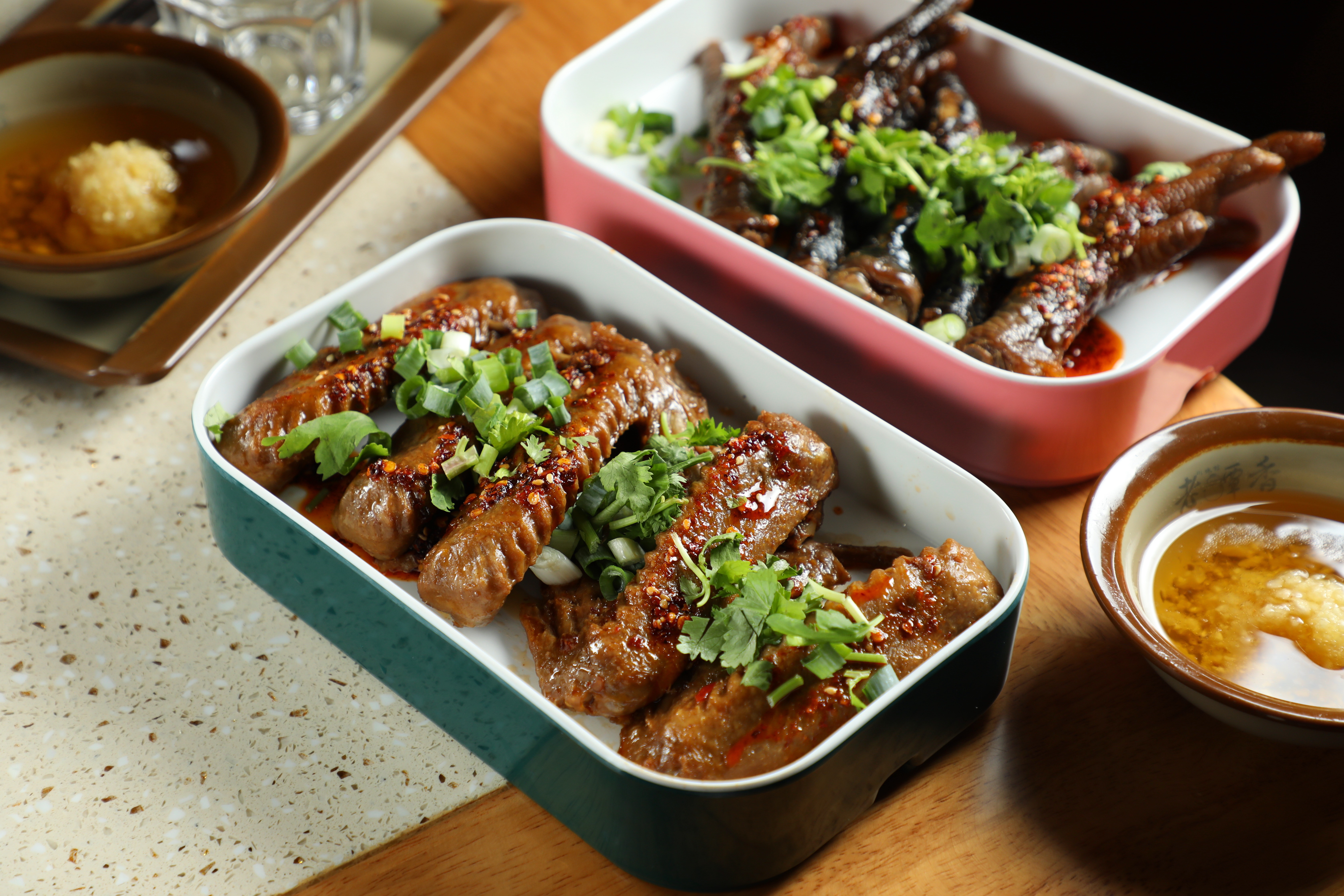 點以四川冷滷處理的「麻辣鴨翅(左,220元/5隻)」、「麻辣爪爪(右,190元/5隻)」,最能嘗出滷功。