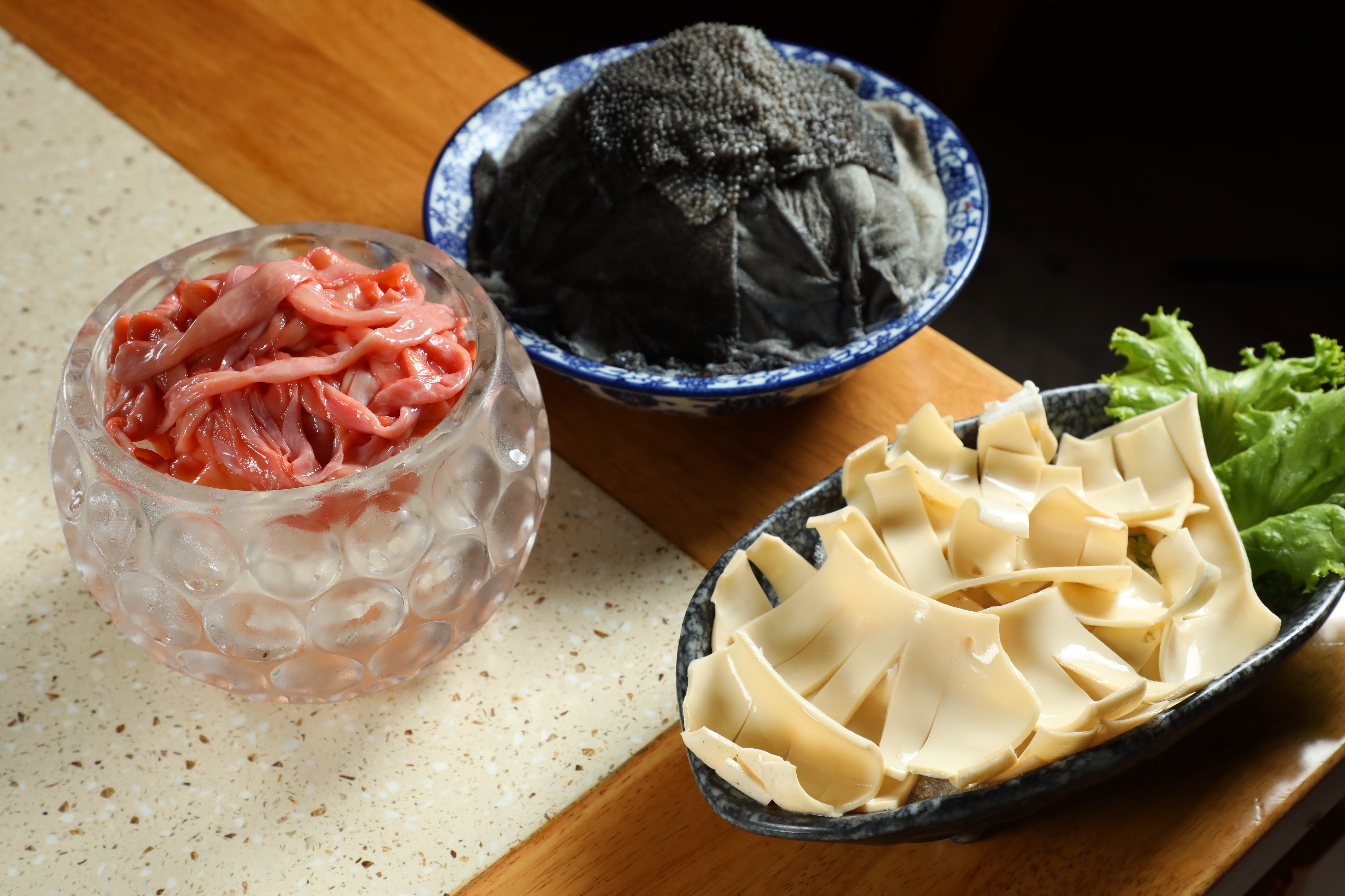 內行人吃重慶火鍋,必點「鮮黃喉(右下,390元/份)」「鮮鴨腸(左,280元/份)及「精品鮮毛肚(中,480元/大份)」臟器三寶。