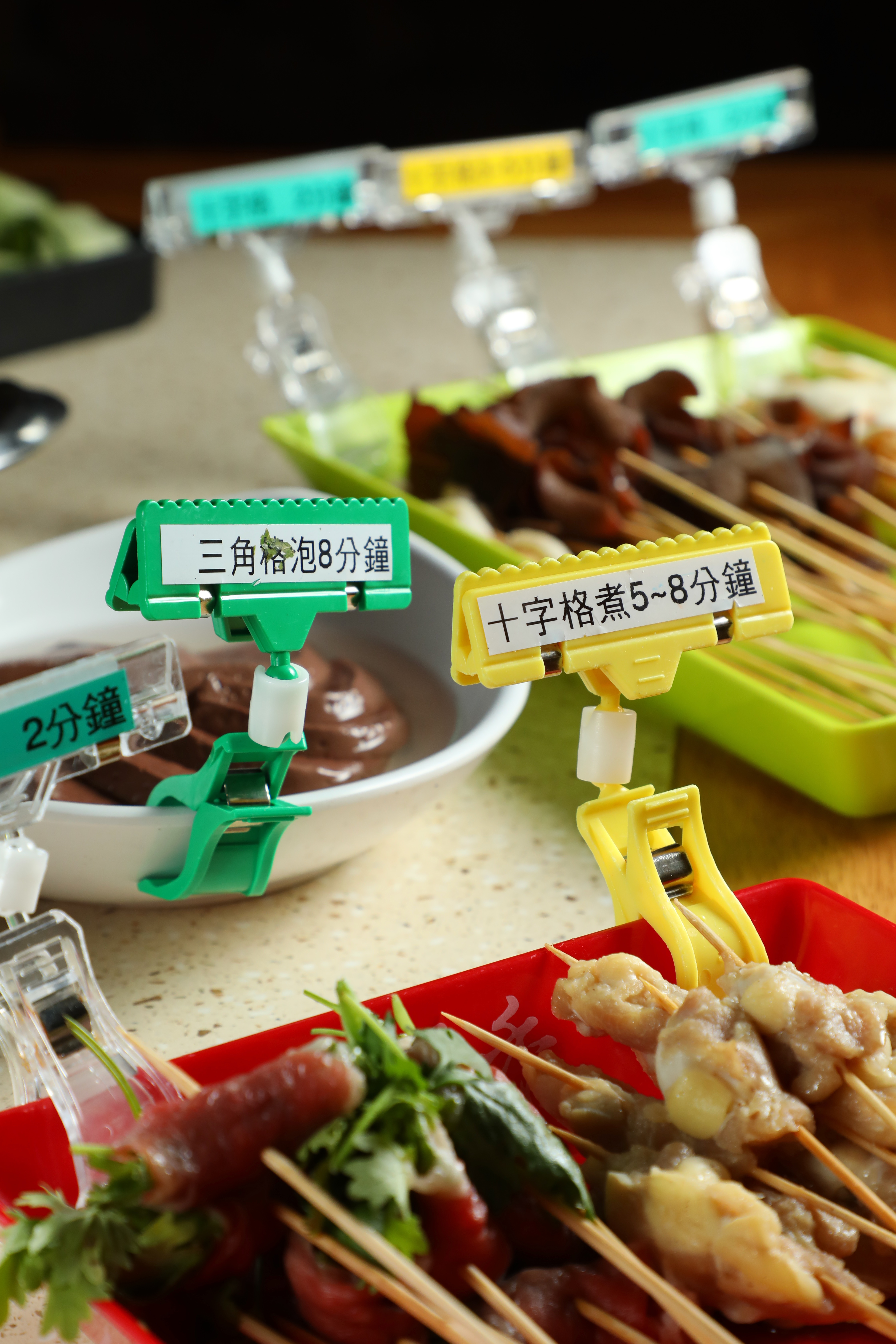 每一款食材會標示涮煮位置及時間,讓手殘黨不至於失手。