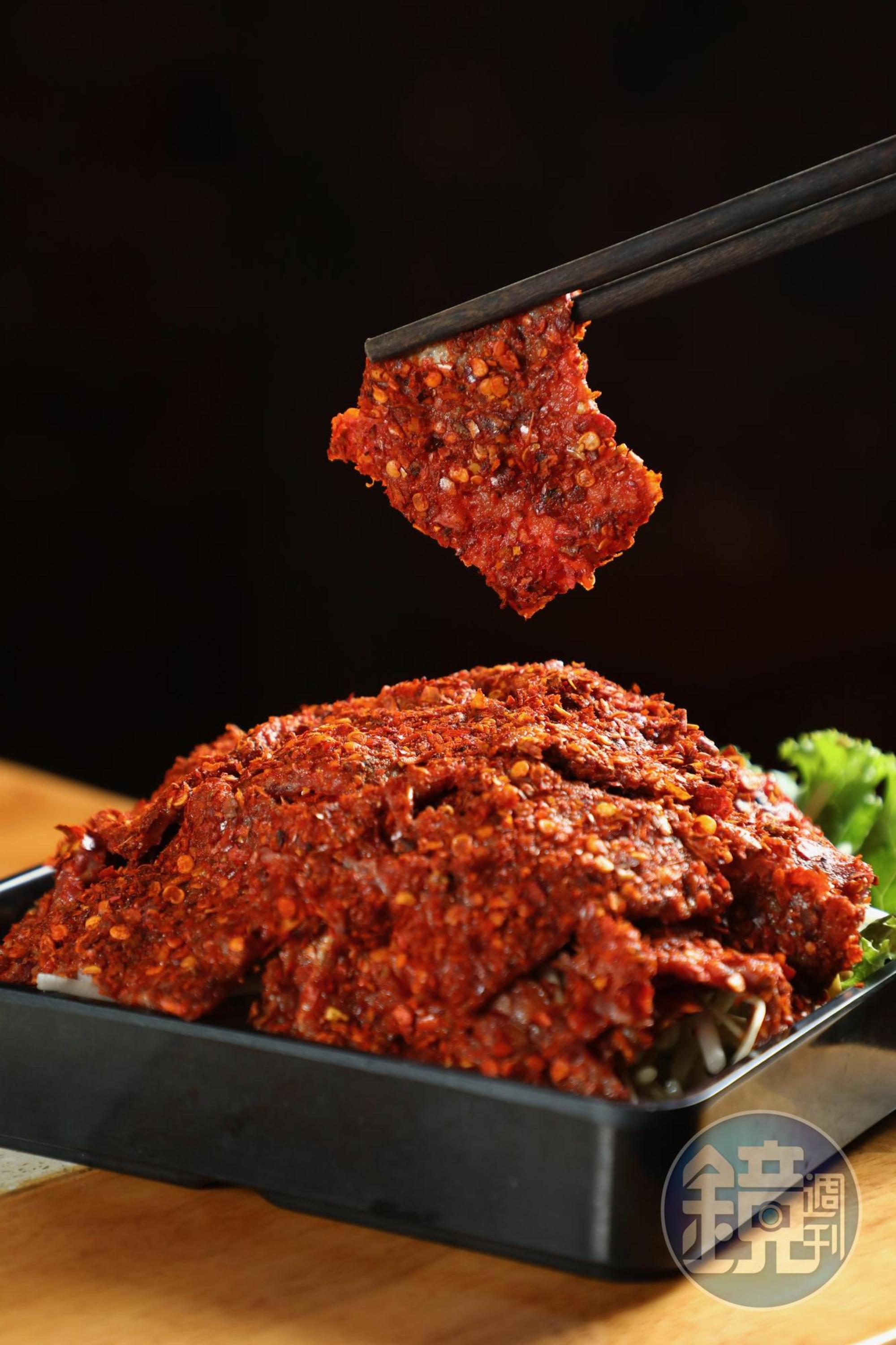 「麻辣牛肉」吃飽水與雞蛋，裹上辣椒粉燜煮後，嫩且辣椒香氣足。（390元／份）