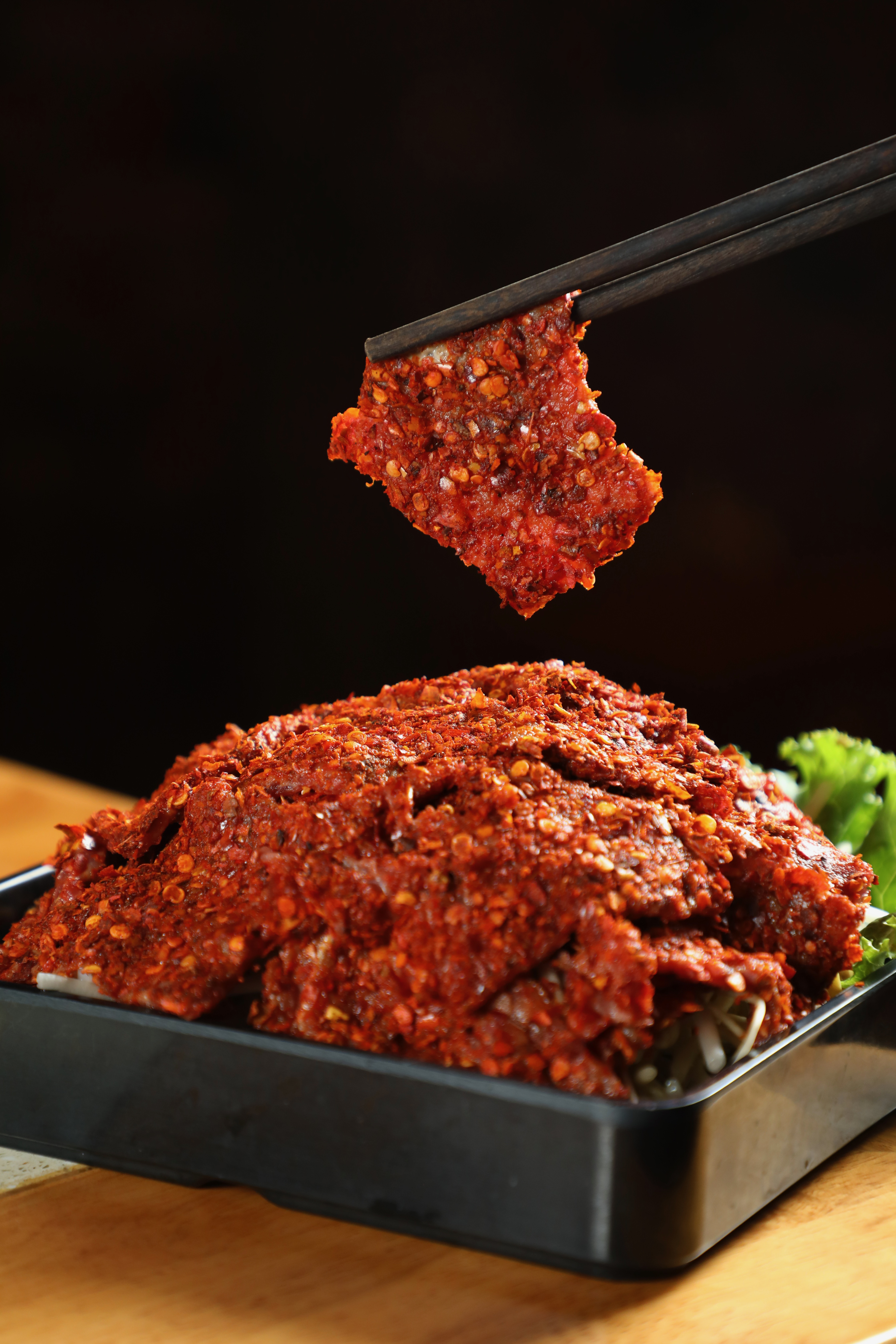 「麻辣牛肉」吃飽水與雞蛋,裹上辣椒粉燜煮後,嫩且辣椒香氣足。(390元/份)