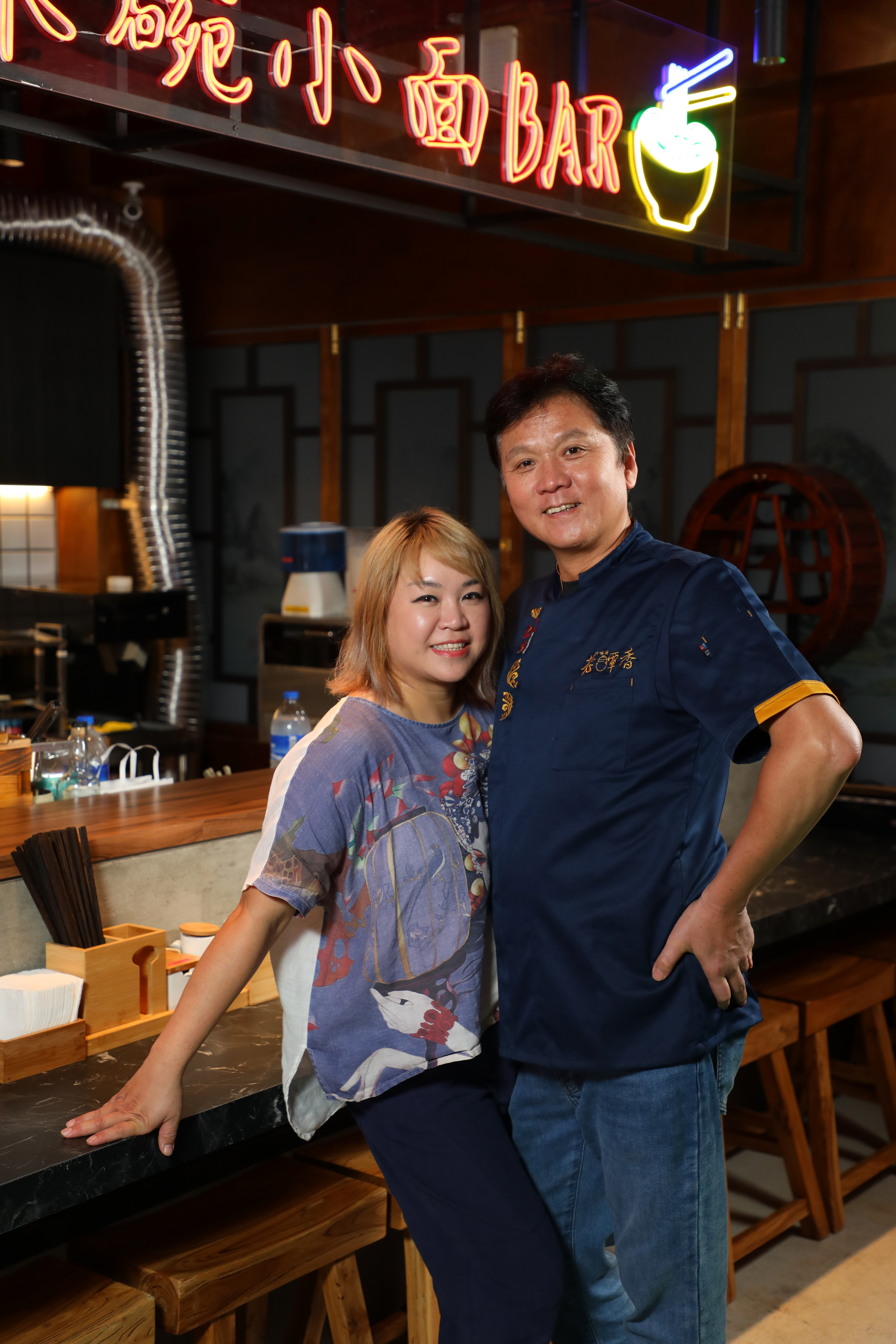 想了5年,老闆王大維(右)和太太鄭宏如(左)終於如願開出心心念念的重慶火鍋店。