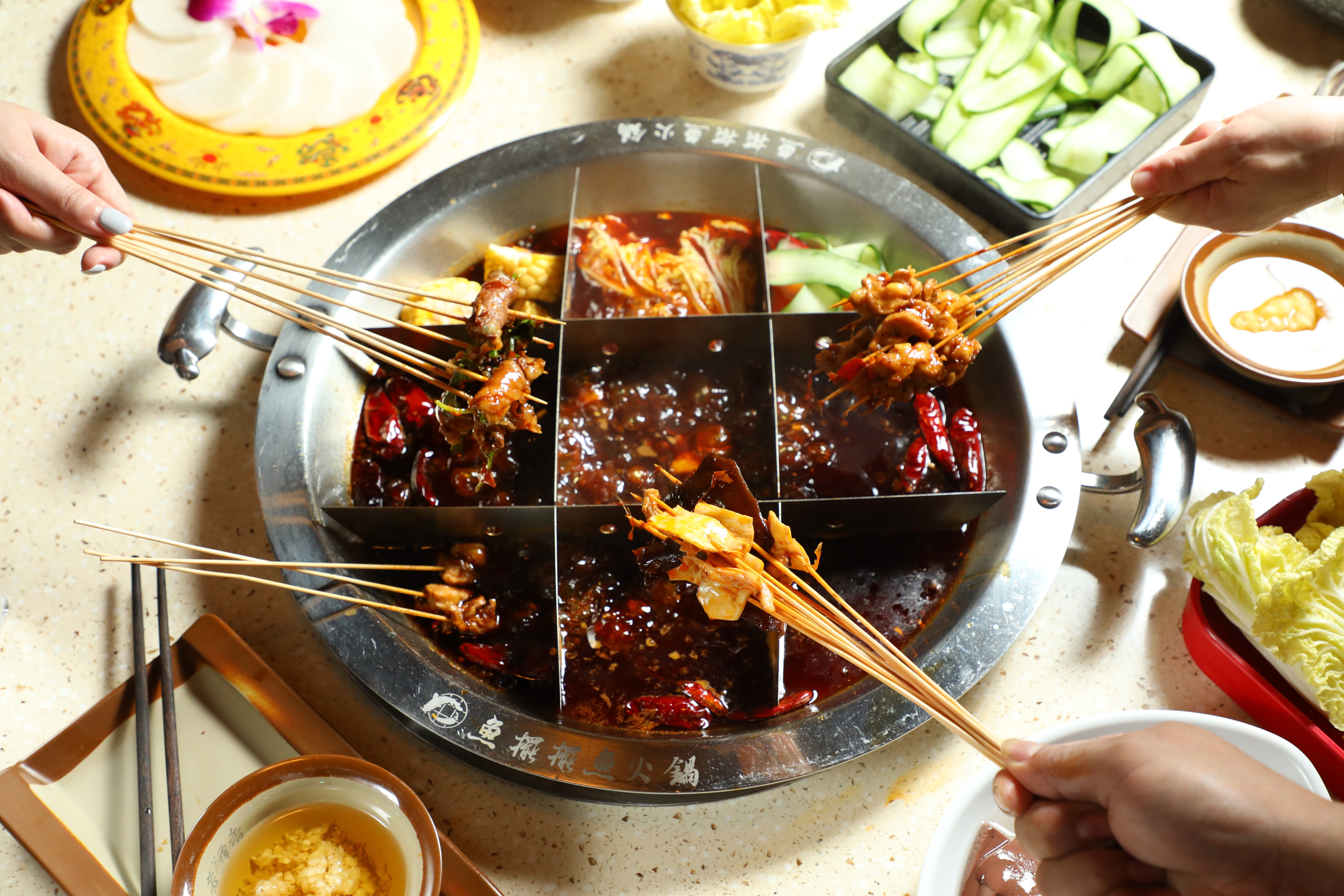 「九宮格重慶火鍋」的精髓在串串即涮即吃，依照先肉後菜、先葷後素，鍋底香氣會更上一層。（鍋底費250元／人）