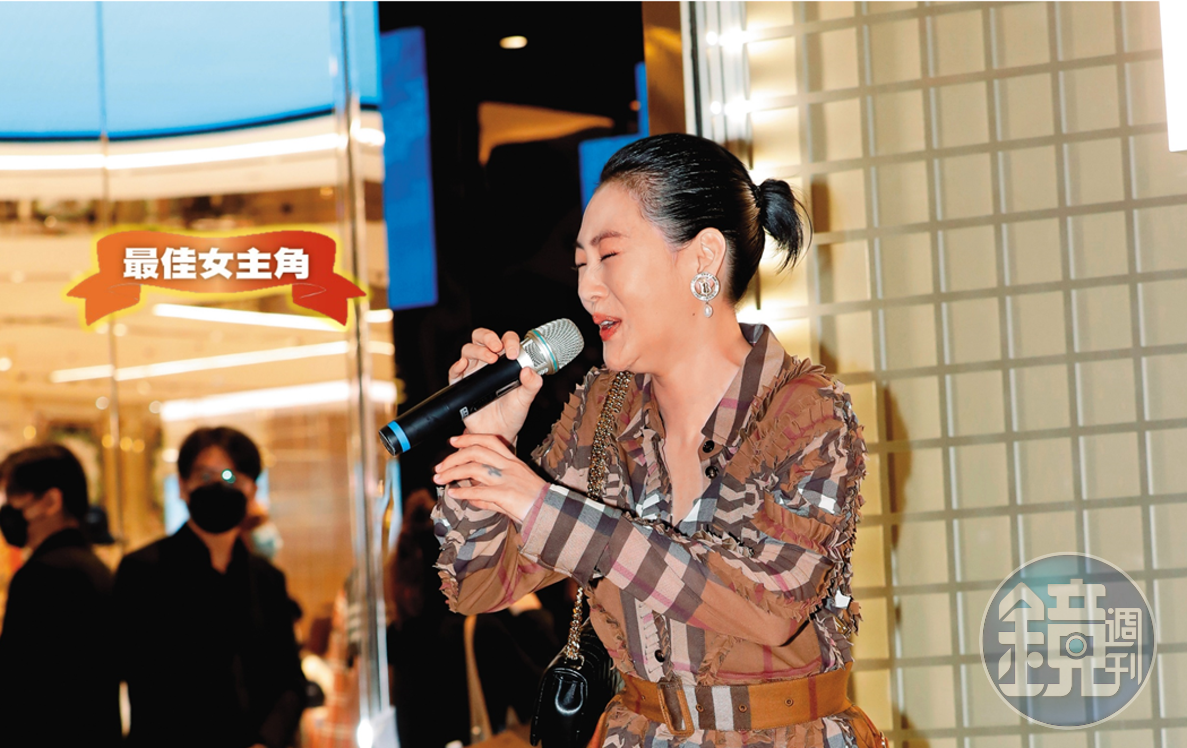 小S搞笑在精品派對獻唱〈舞女〉，唱完還自己吐槽：「欸這場合不適合…」