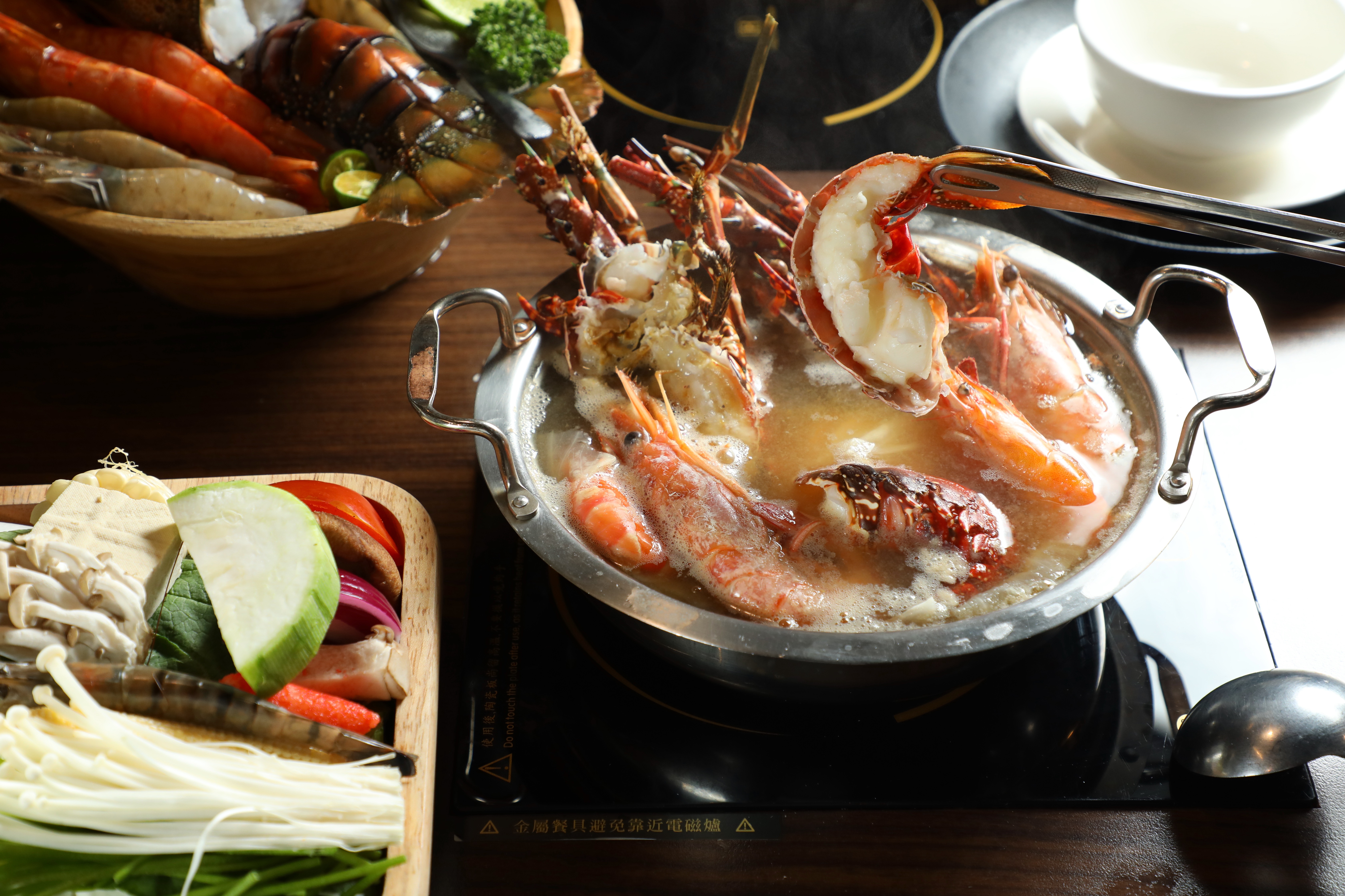 「樂崎火鍋」的柚子胡椒湯底，是可單喝的溫和辛口系，涮煮後美洲龍蝦，喝來更鮮。