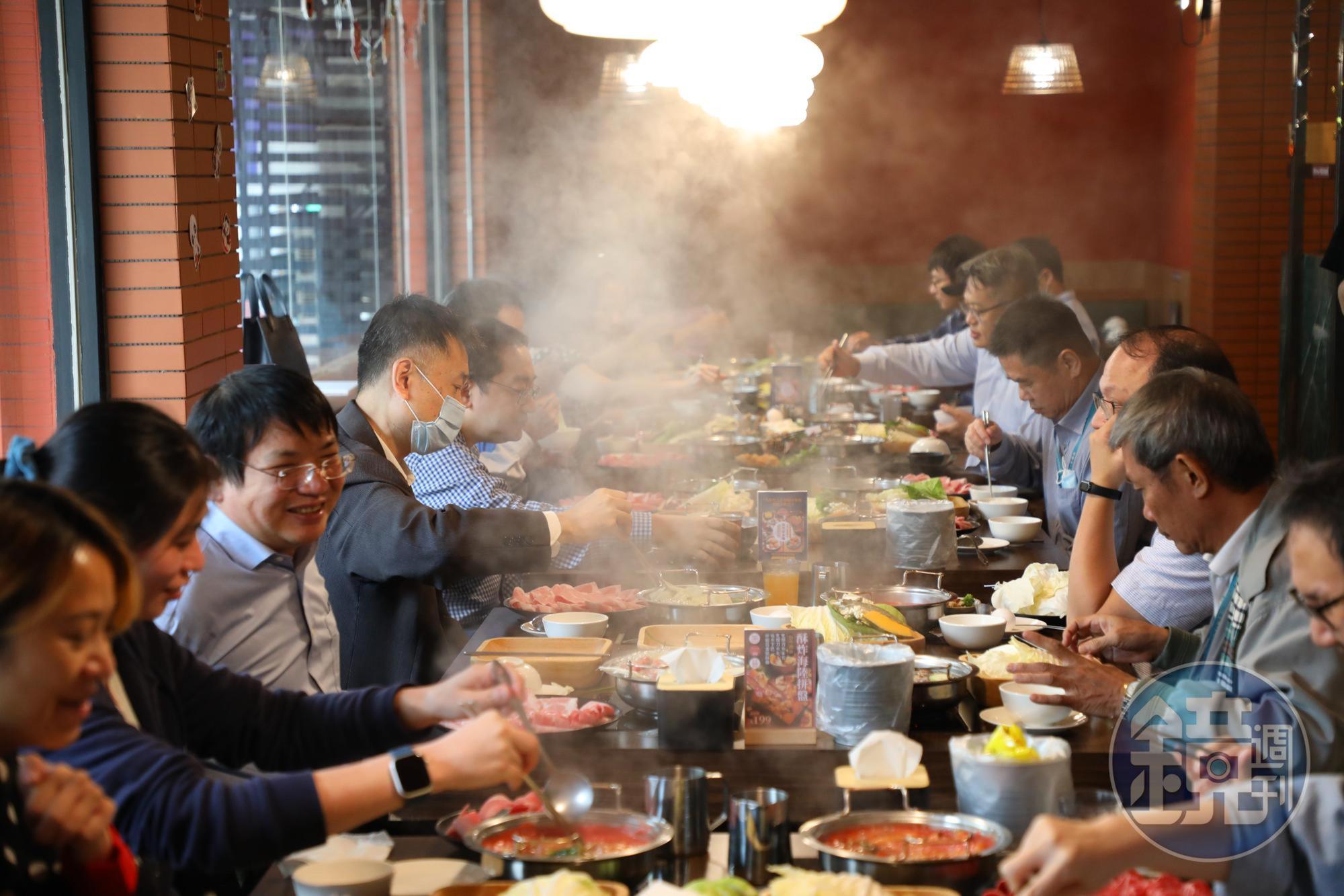 即使是平日，尖峰用餐時間開鍋率就是這麼誇張，建議事先預訂。