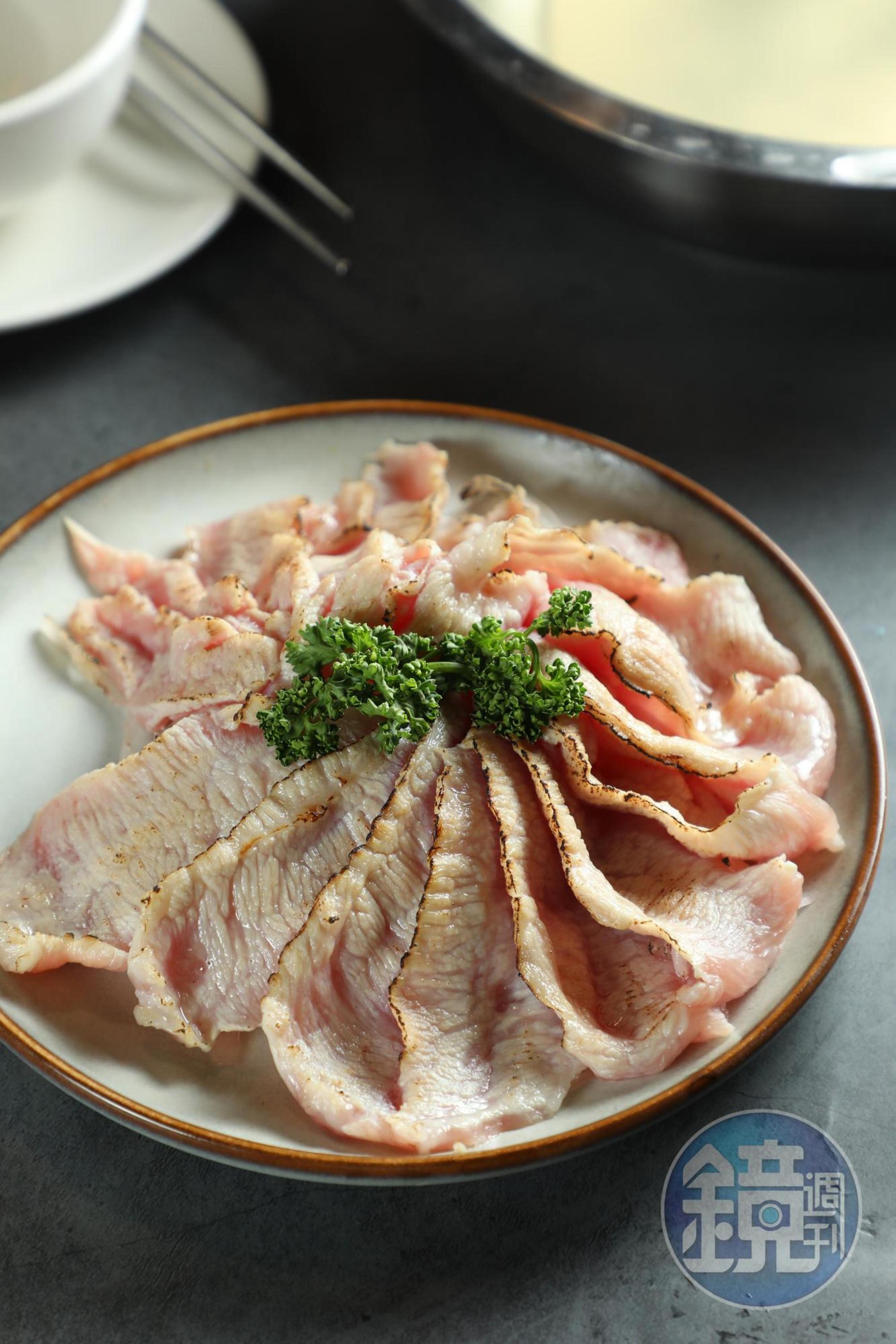 「炙燒究好松阪豬肉鍋」肉質新鮮帶脆。（499元／鍋）