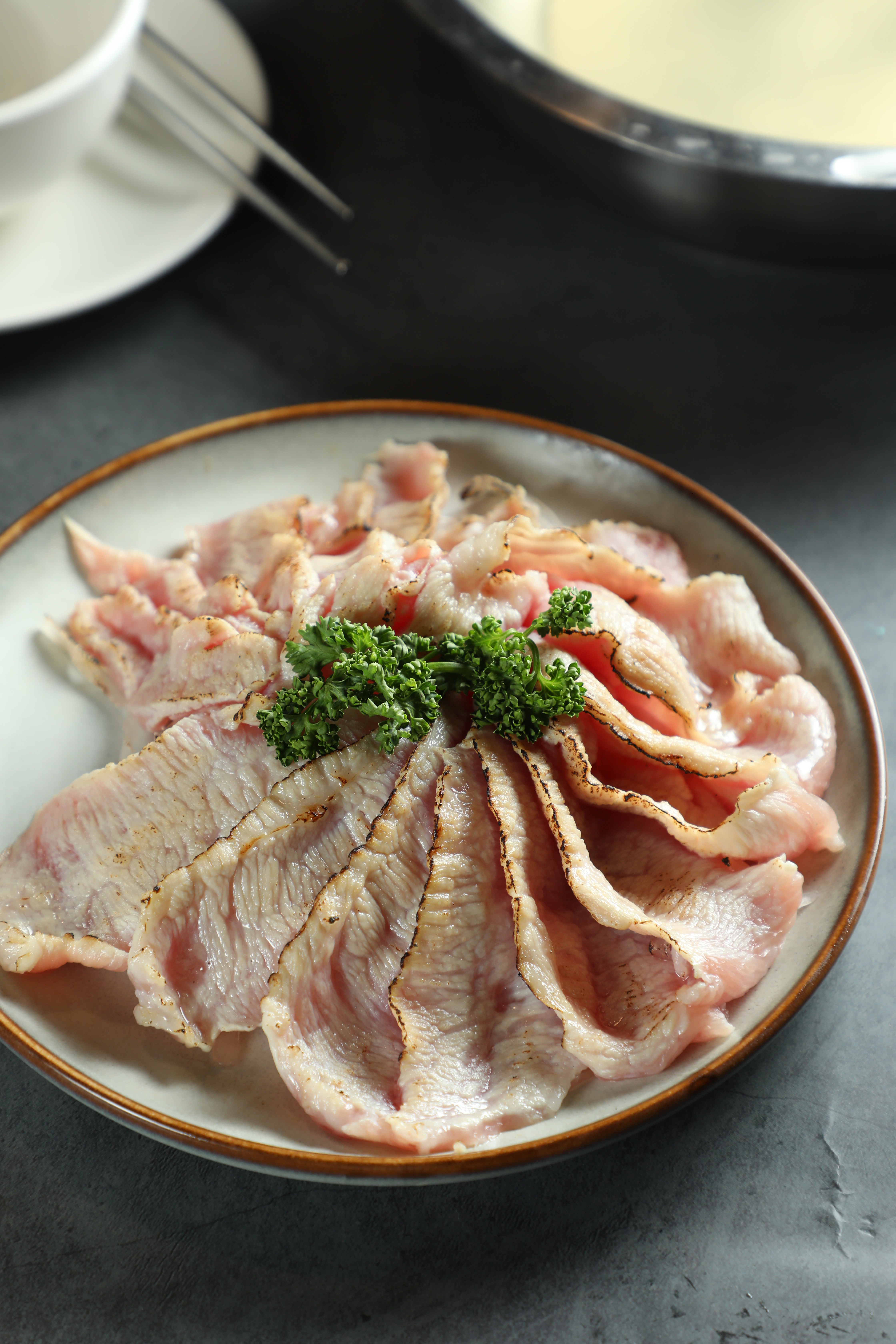「炙燒究好松阪豬肉鍋」肉質新鮮帶脆。（499元／鍋）