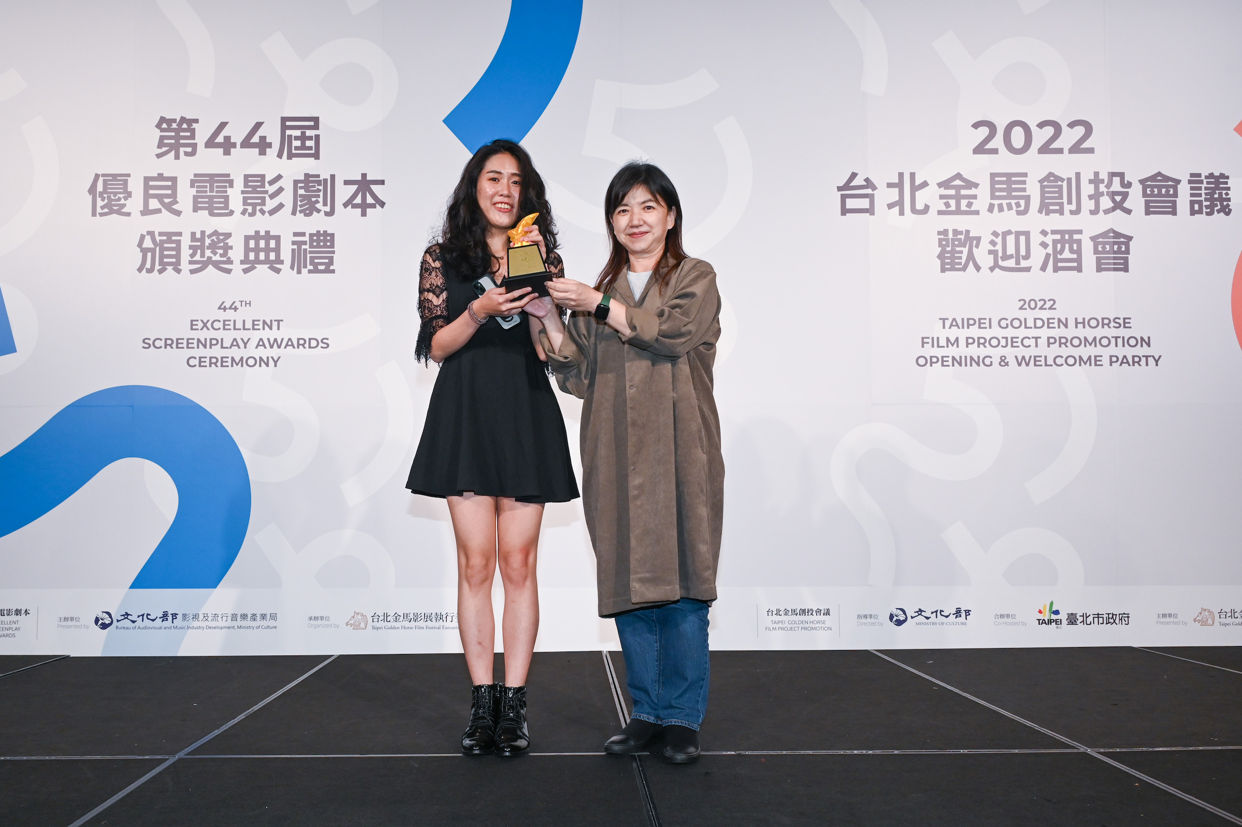 第44屆優良電影劇本得獎名單公布，蕭瑋萱（左）以〈夜鷹〉獲首獎。（金馬執委會提供）