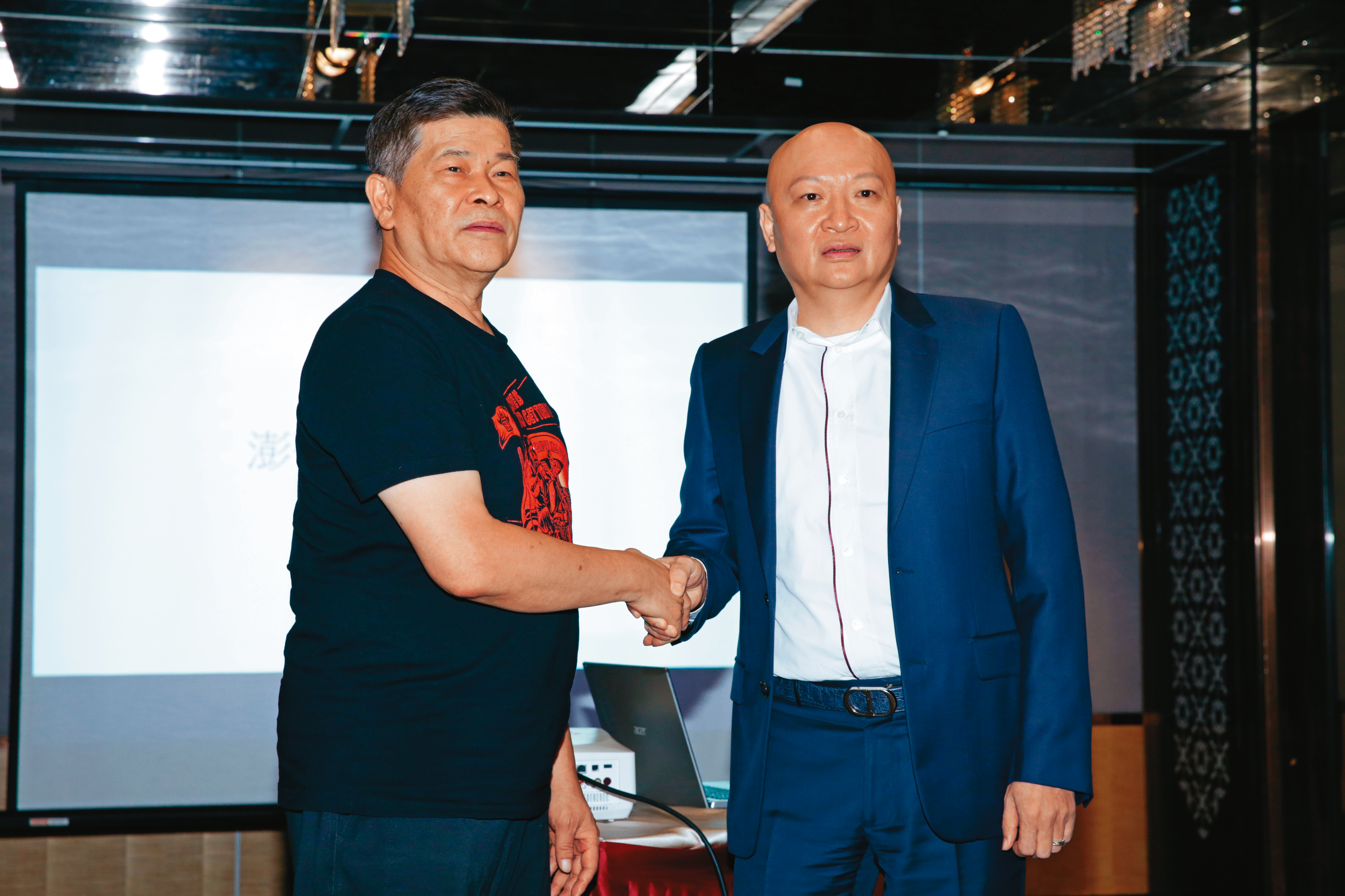 否認是「澎恰恰金主」的林秉文（右）被檢警查緝後，暫時以300萬元交保。