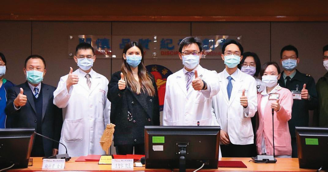 去年疫情嚴峻時，錢帥君（左三）募資2,000萬元，買醫療設備捐助第一線,當時輿論大讚小明很有愛心。（翻攝自錢帥君IG）
