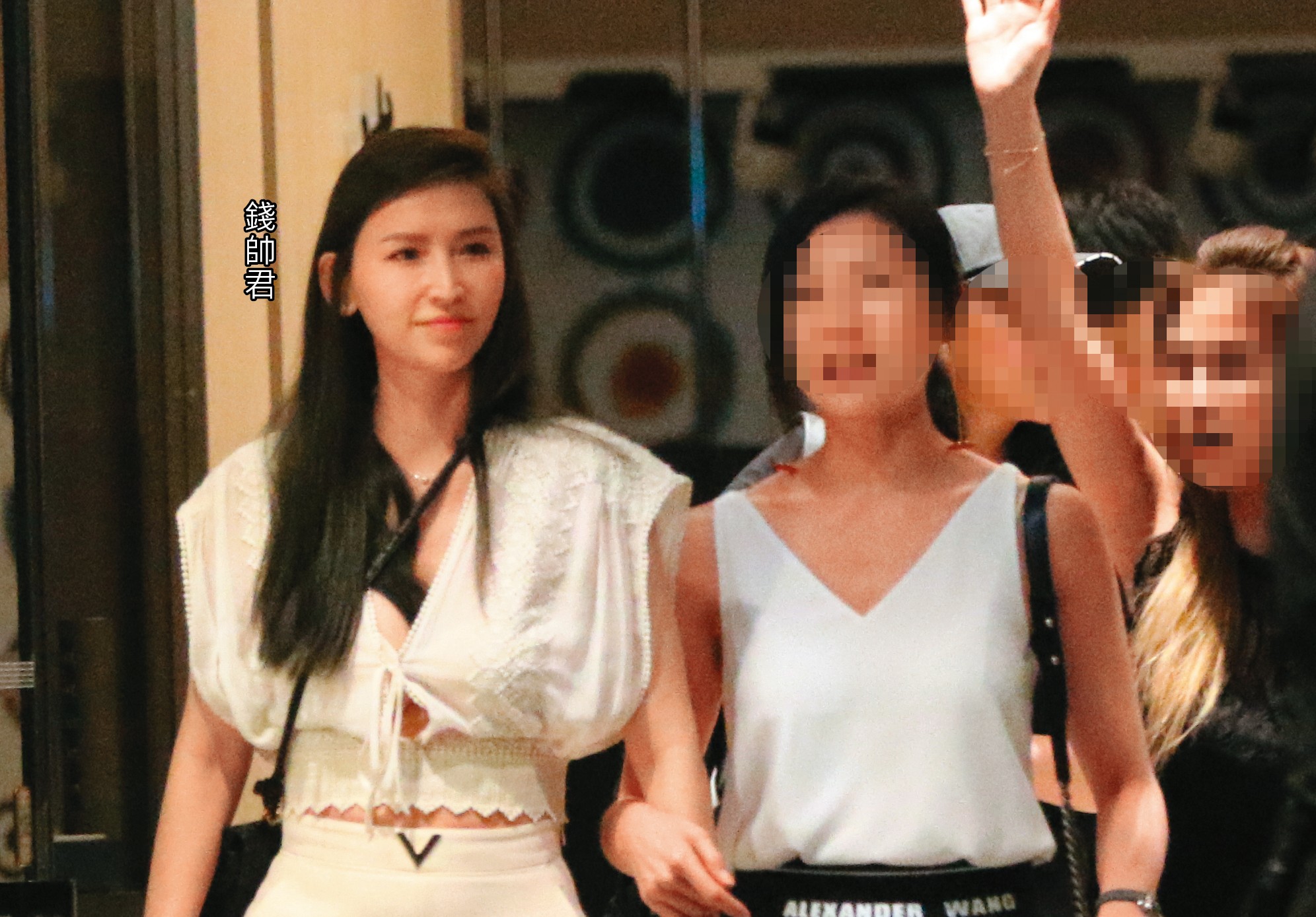 前年本刊曾捕捉到錢帥君（左）和一群貴婦友人凌晨現身微風南山，她在前呼後擁中上車離開。