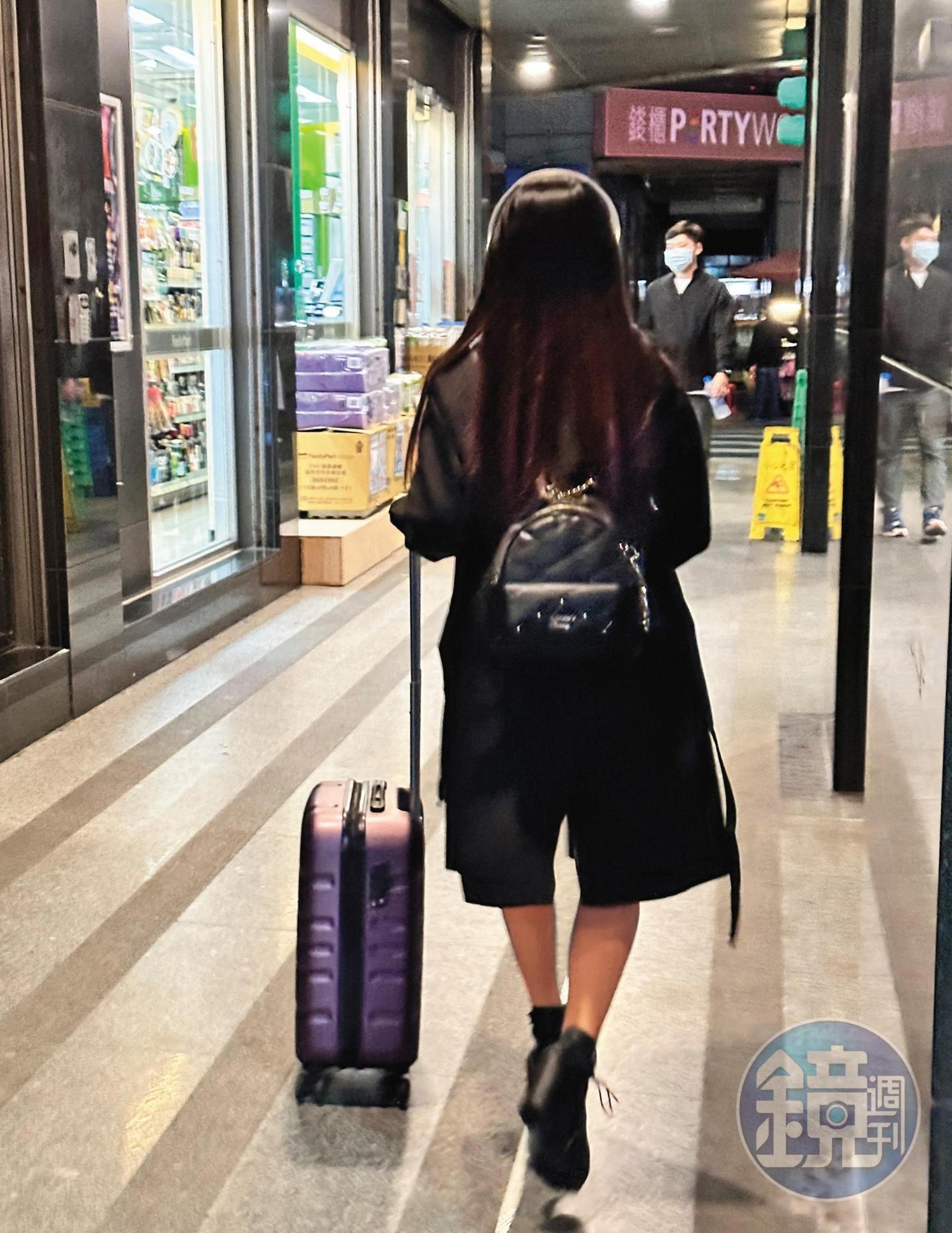 女孩推著行李箱離開,回到了台北市林森北路一間民宅;由此可見,持修是為了女孩回家方便,才相約附近的速食餐廳。