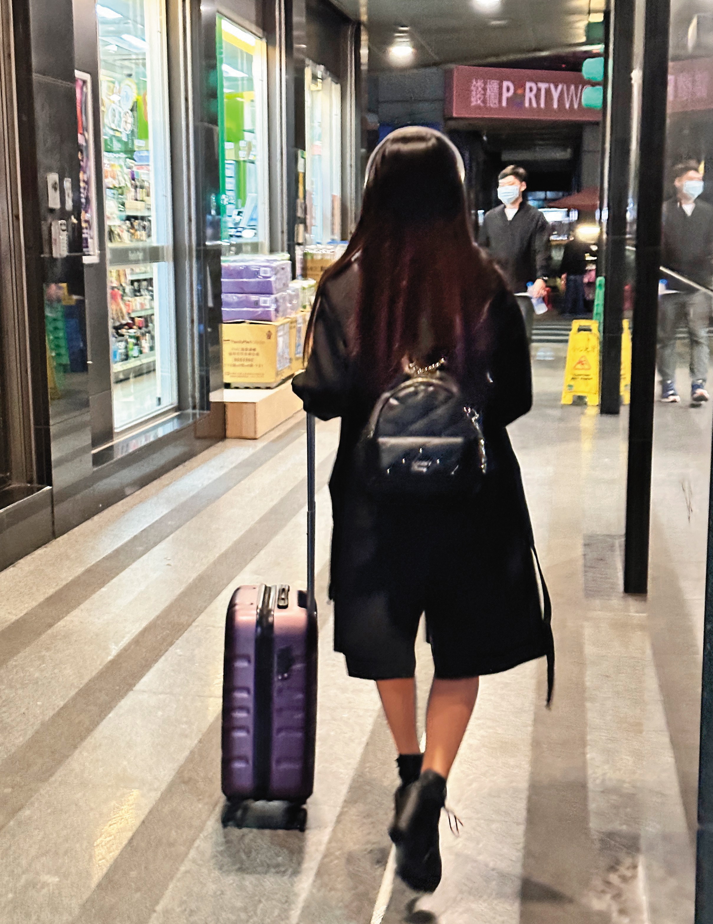 女孩推著行李箱離開，回到了台北市林森北路一間民宅；由此可見，持修是為了女孩回家方便，才相約附近的速食餐廳。