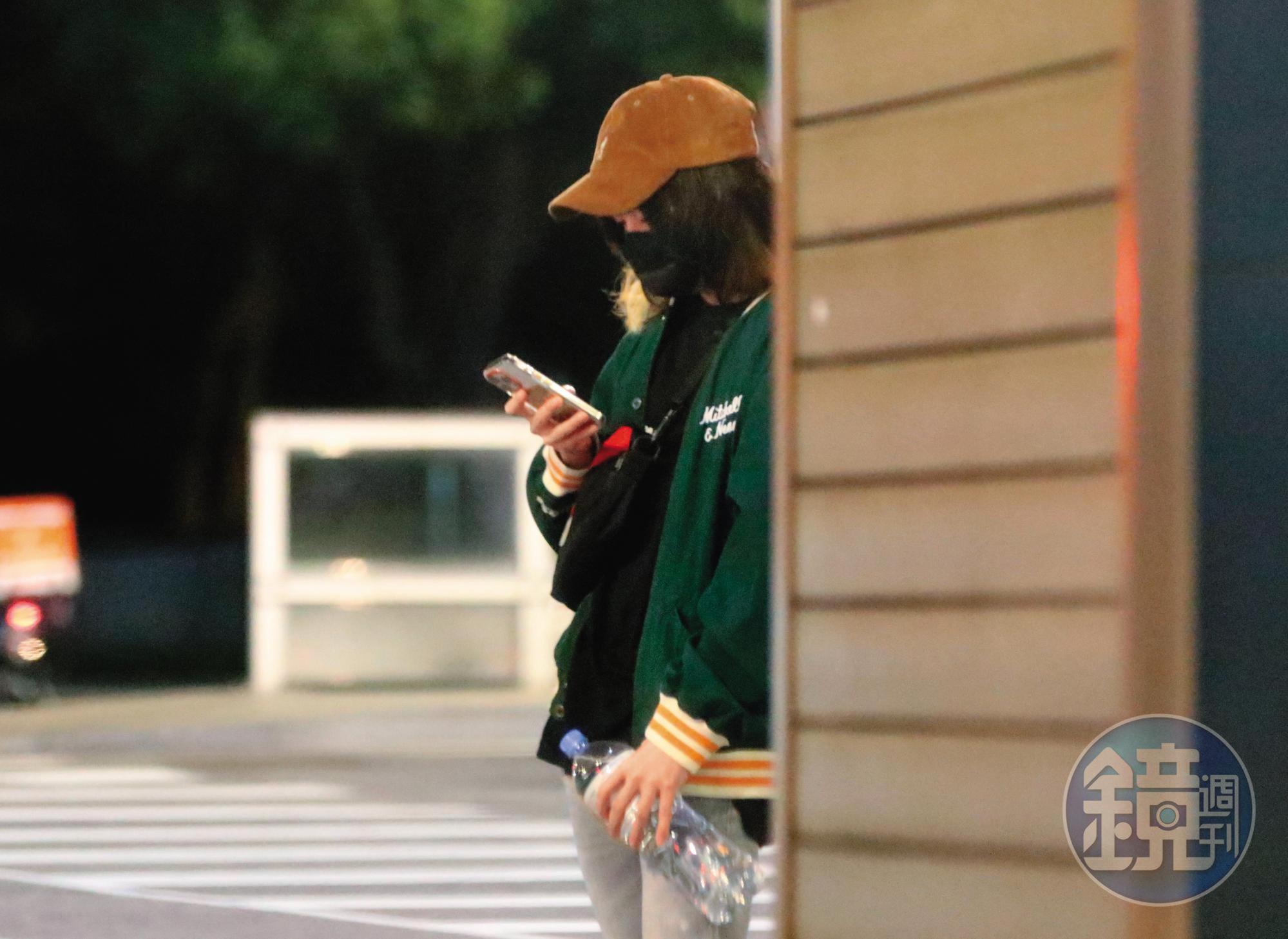 持修與女孩純純的告別之後,相當神祕地滑手機傳訊息,看似欲走還留。
