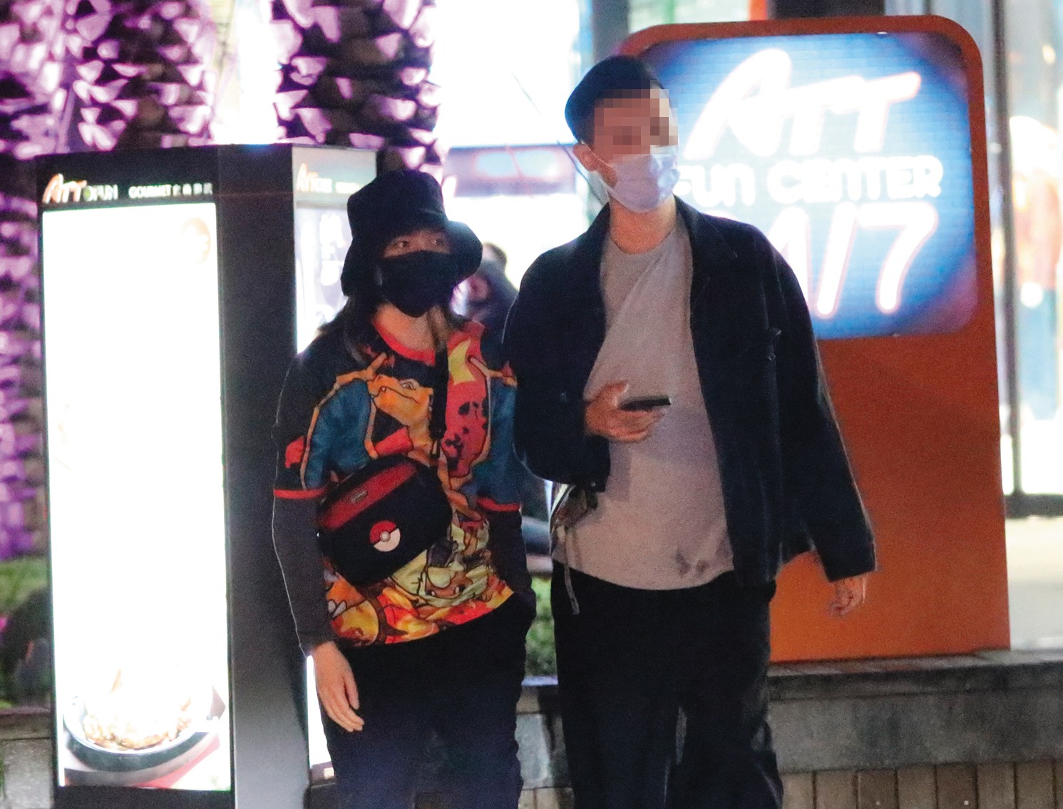 11月8日離開公司之後，持修（左）與同公司的藝人和工作人員一同聚餐，然後回家，日常生活非常平凡無奇。