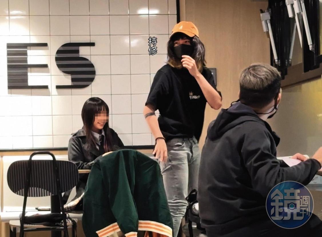 約會過程當中,持修(中)與速食女孩(左)幾乎毫無冷場,感覺得出雙方擁有一定程度的交情。