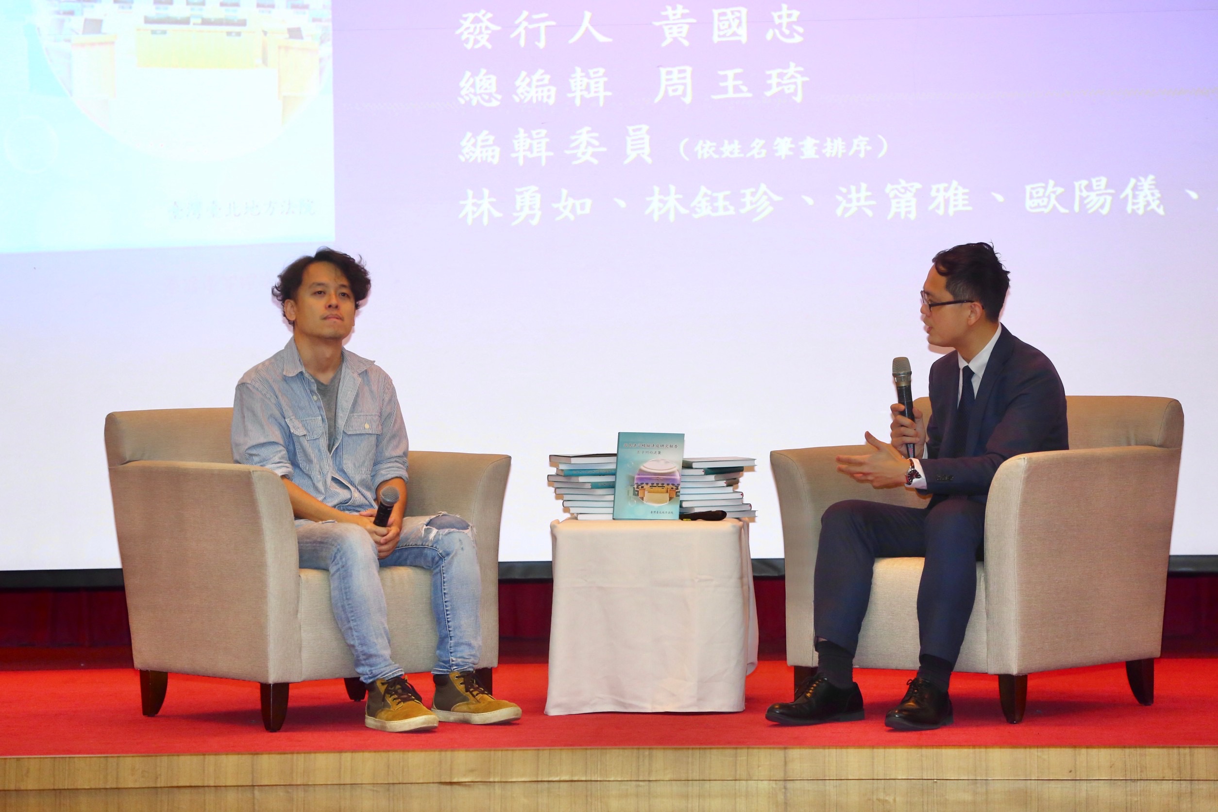 律師導演唐福睿（左）與北院法官廖晉賦（右）主持國民法官新書發表。