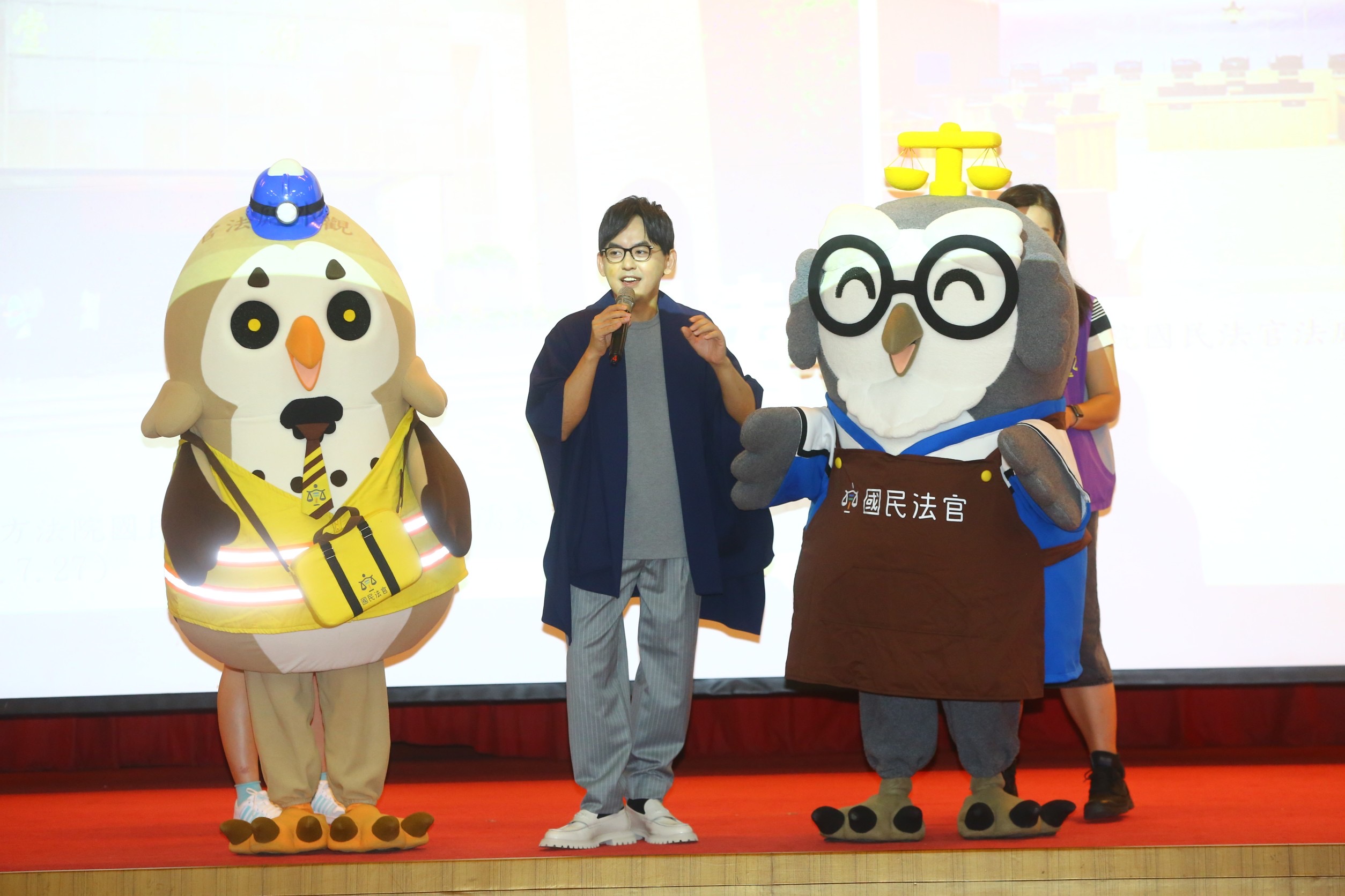 台北地院邀請黃子佼與法官洪甯雅和國民法官吉祥物代言宣導。