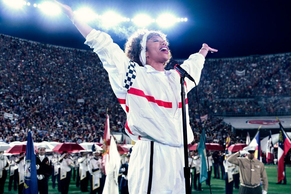 《與你共舞》重現多個惠妮休斯頓經典的現場表演，例如她1991年為當屆超級盃演唱美國國歌，直到今日仍無人超越。（索尼提供）