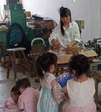 女子懷著第五胎、帶著4個孩子打工。(翻攝自網易新聞)