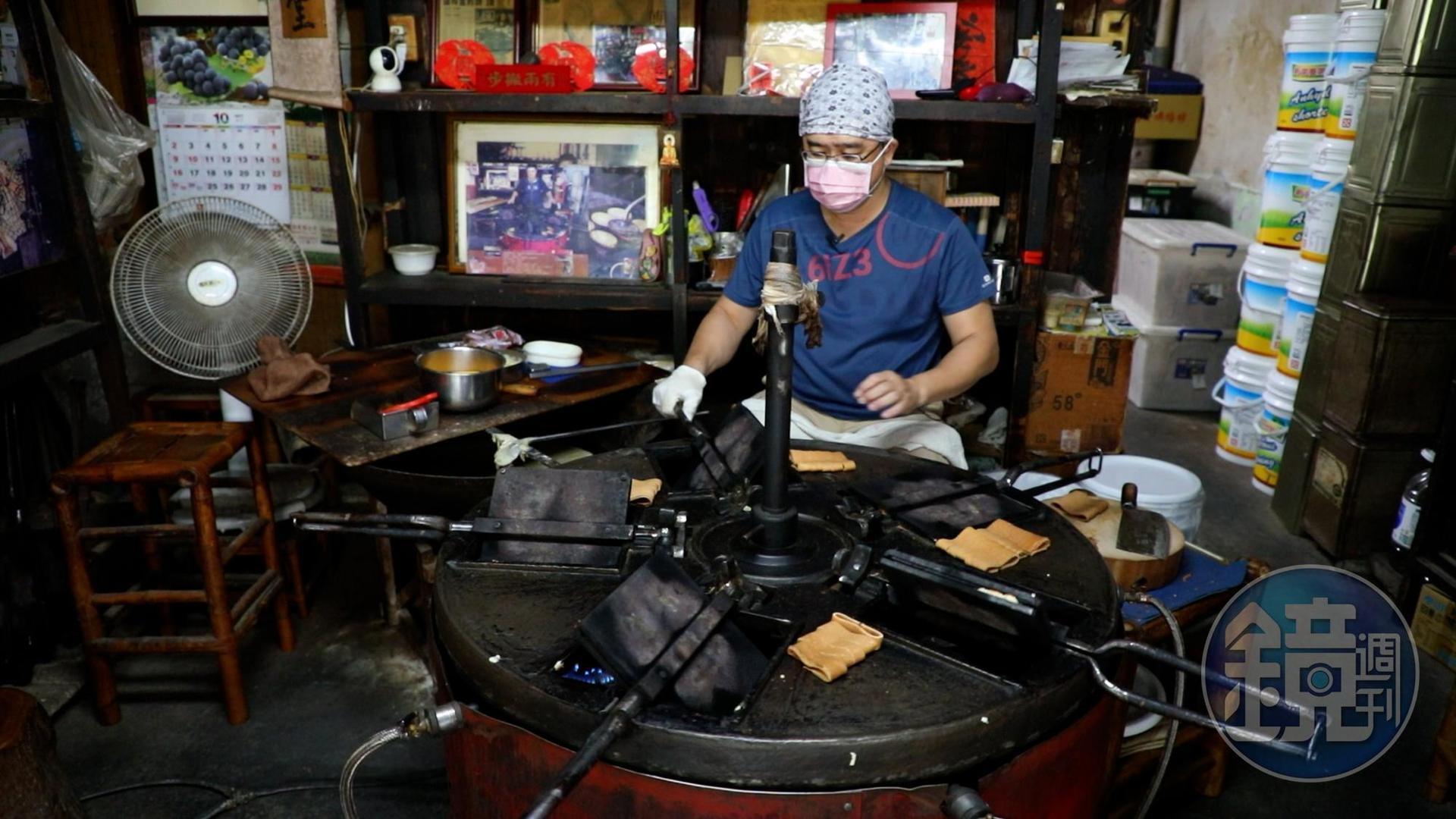製作煎餅的煎檯已有5、60年歷史，用手推動，模具就會自動翻面。