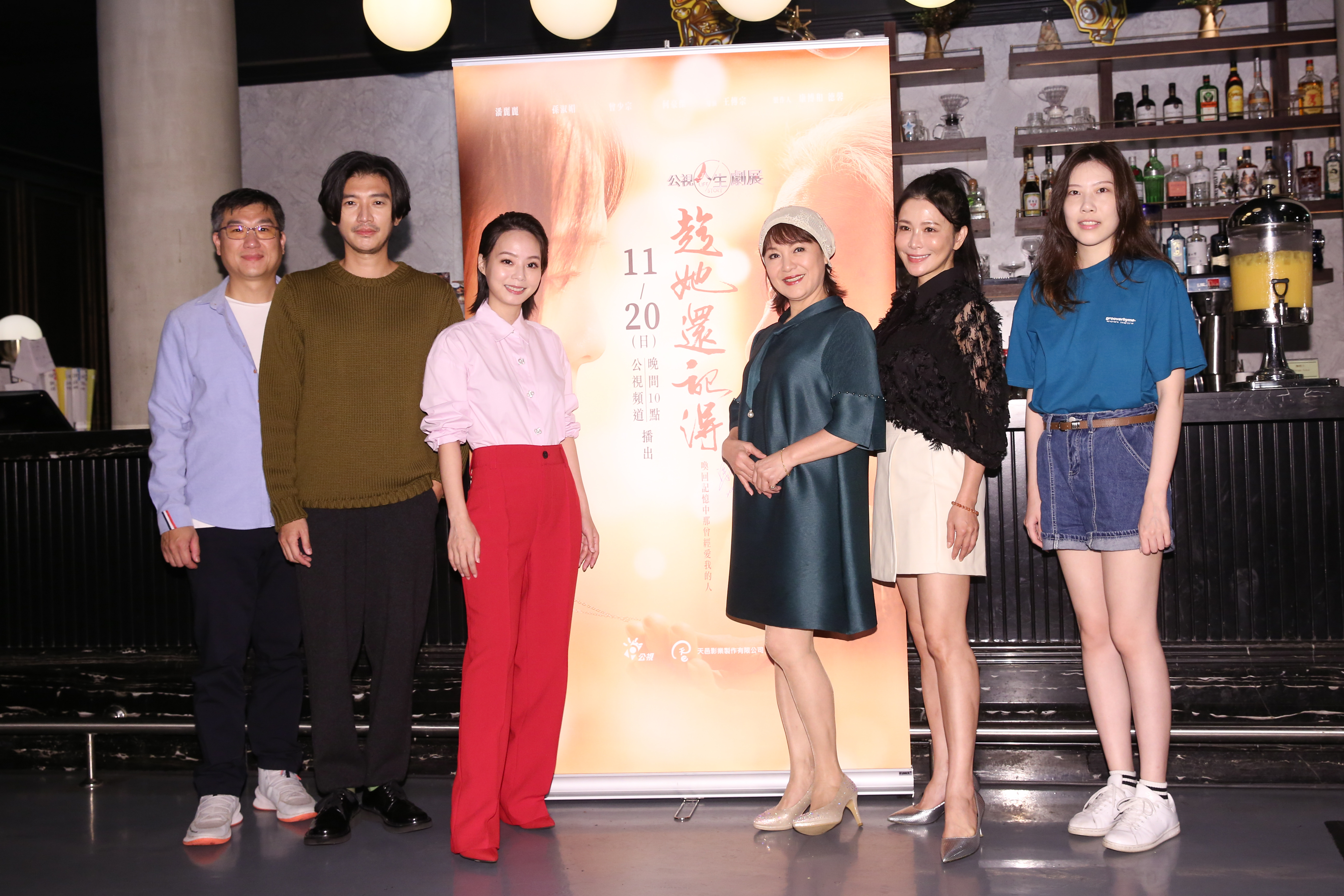 女星德馨(右二)擔任《趁她還記得》製作人之一。