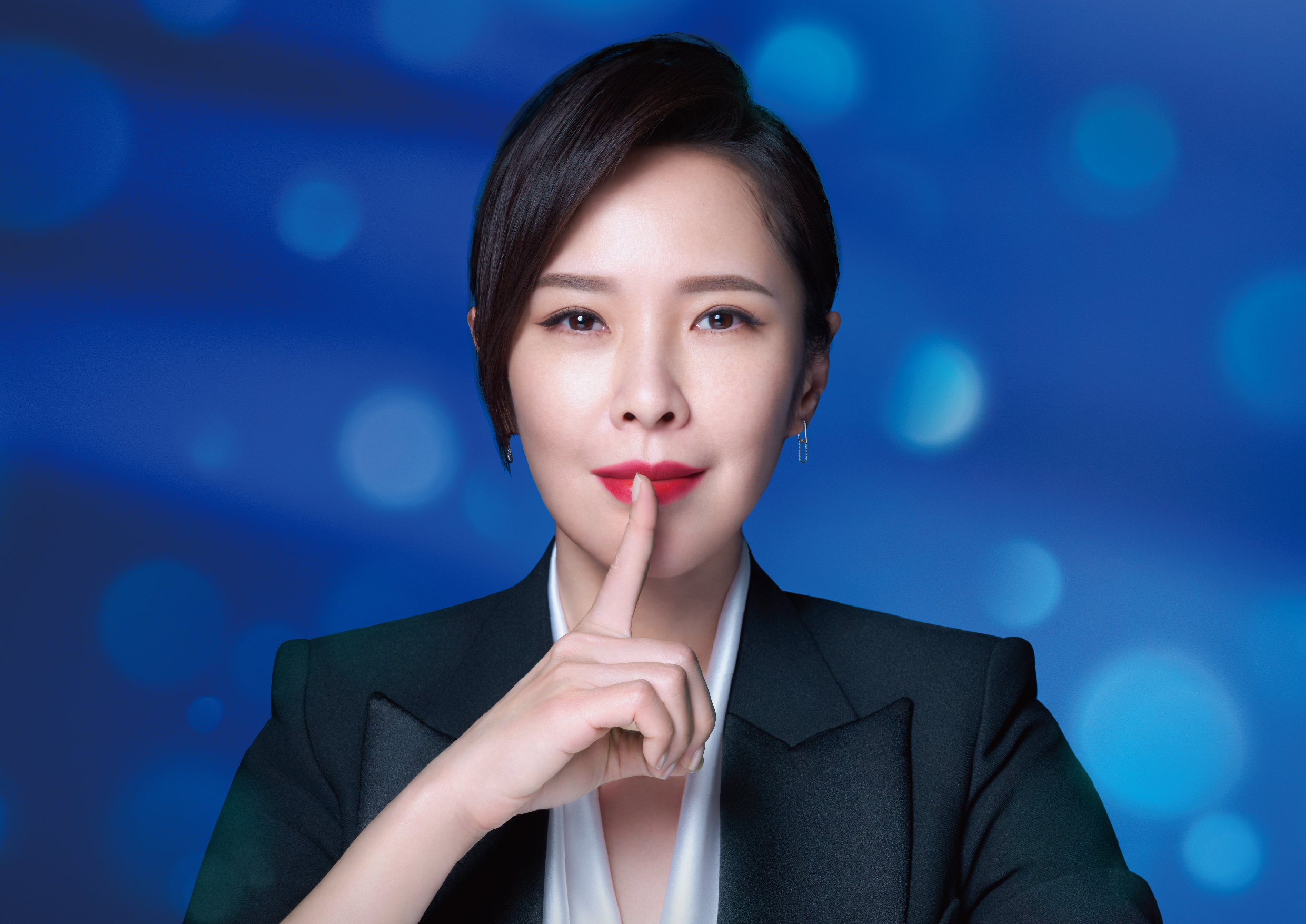 天心為老花動手術重見光明。（JR凱洛廣告）