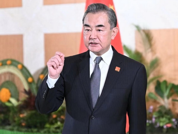 王毅在「拜習會」結束後接受媒體訪問。（翻攝自中國外交部官網）