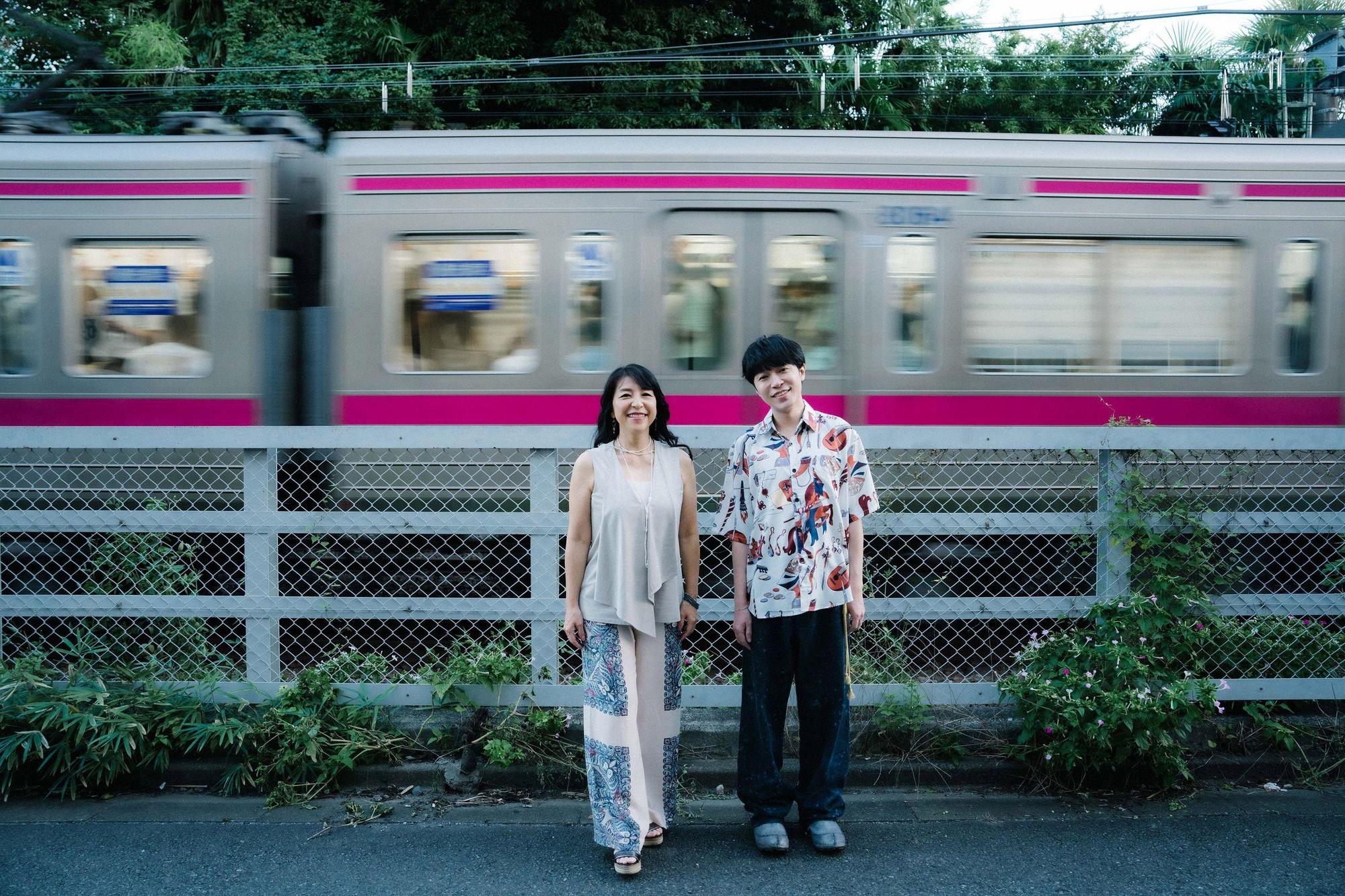 吳青峰新歌〈......棕髮少女〉邀來日本「Bossa Nova 女王」小野麗莎合作。（環球音樂提供）