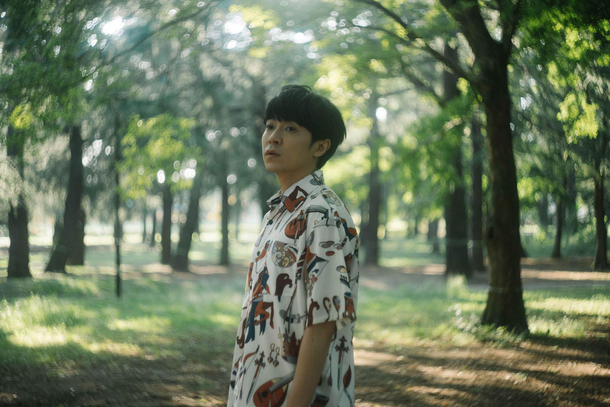 青峰不斷在日常的各個地方尋找小野麗莎這位繆思女神。（環球音樂提供）