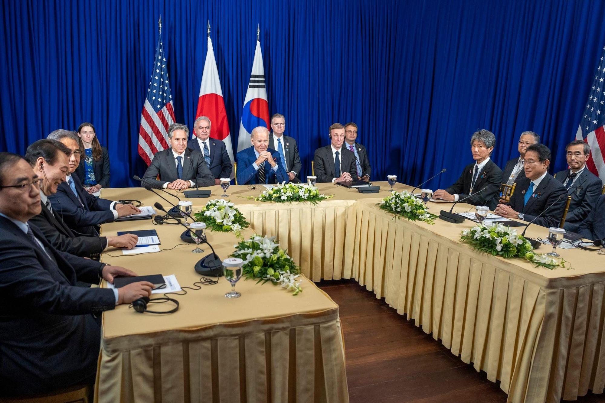 美國總統拜登(Joe Biden)13日出席東亞峰會,和日韓舉行三邊領袖會談。(翻攝President Joe Biden臉書)