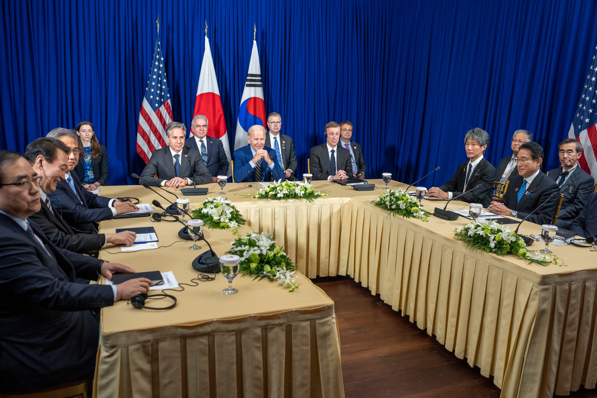 美國總統拜登（Joe Biden）13日出席東亞峰會，和日韓舉行三邊領袖會談。（翻攝President Joe Biden臉書）