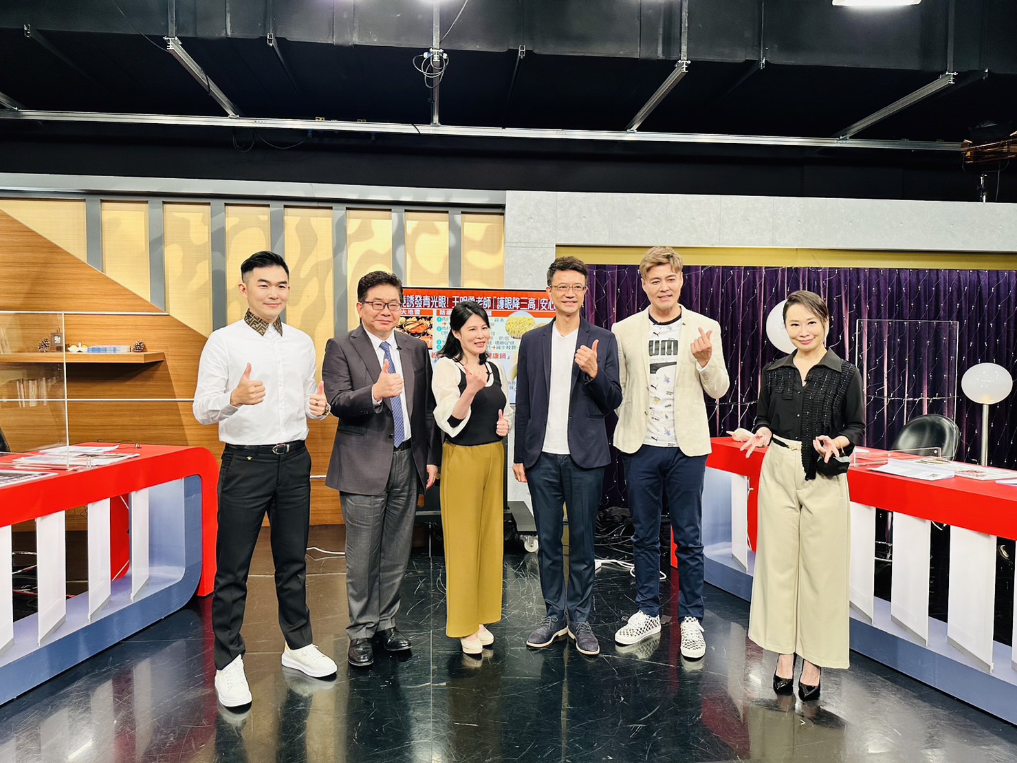 劉至翰（右2）上《聚焦2.0》分享自己3個月內瘦了12公斤。（翻攝自陳相宏臉書）