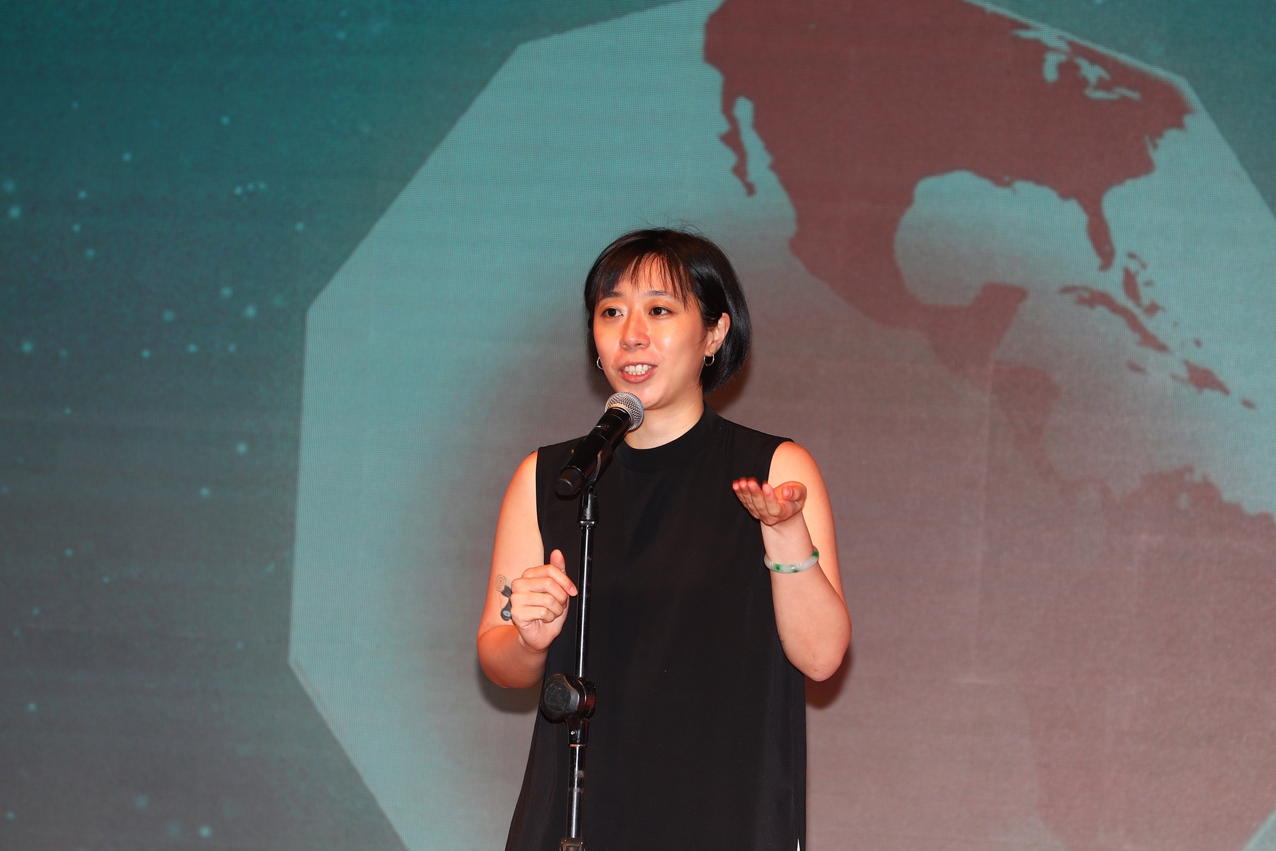 蔣宜婷代表「青春煉獄:網路獵騙性私密影像事件簿」上台領獎,直呼自己沒想到會得到這個獎。