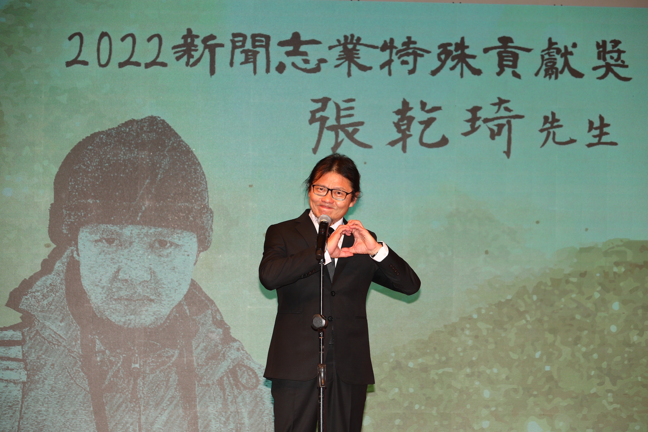 紀實攝影家張乾琦榮獲「2022新聞志業特殊貢獻獎」。