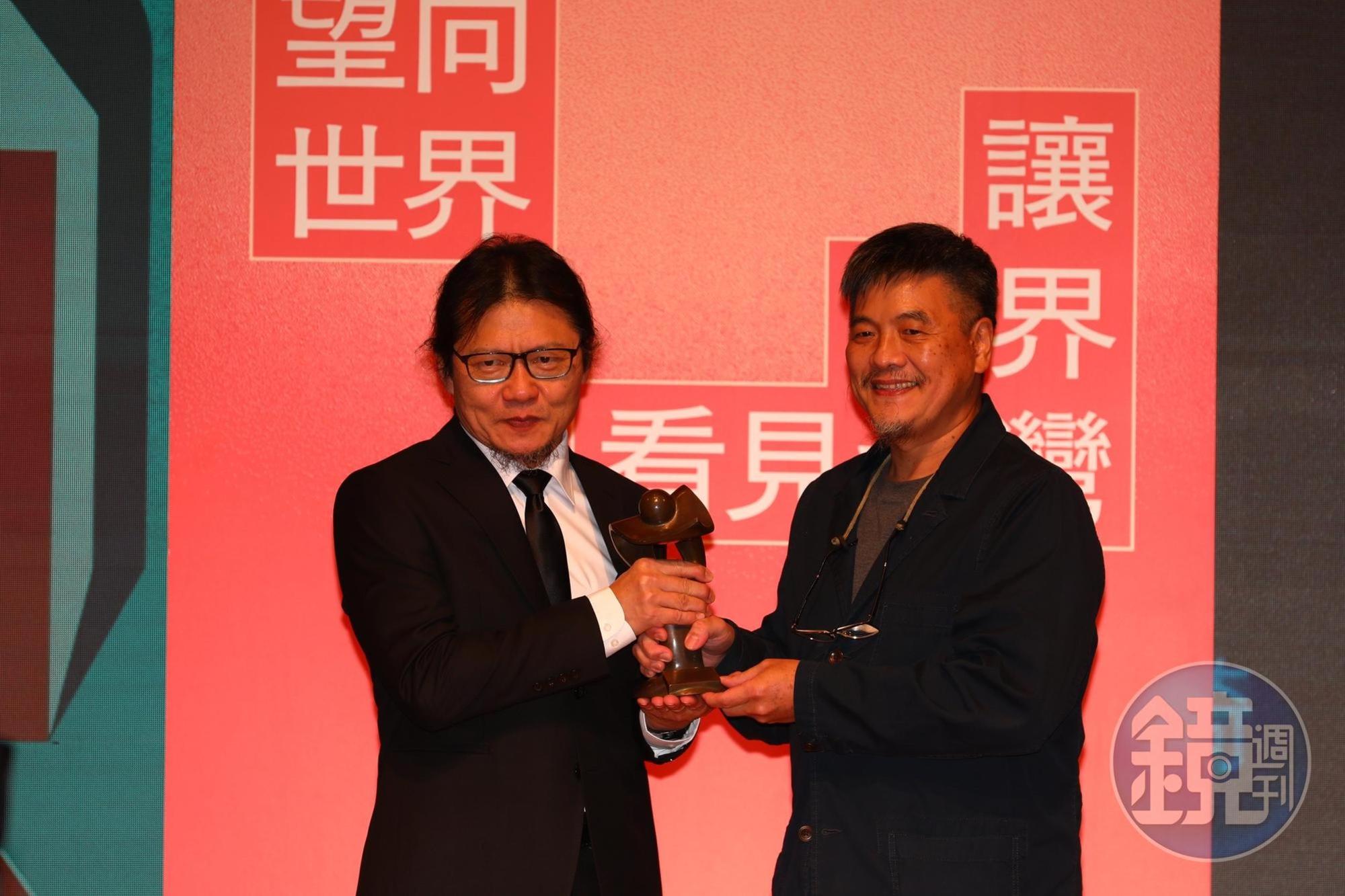《鏡週刊》特約攝影張乾琦（左）以作品「前線的前線」拿下今年卓越新聞獎系列新聞攝影獎。